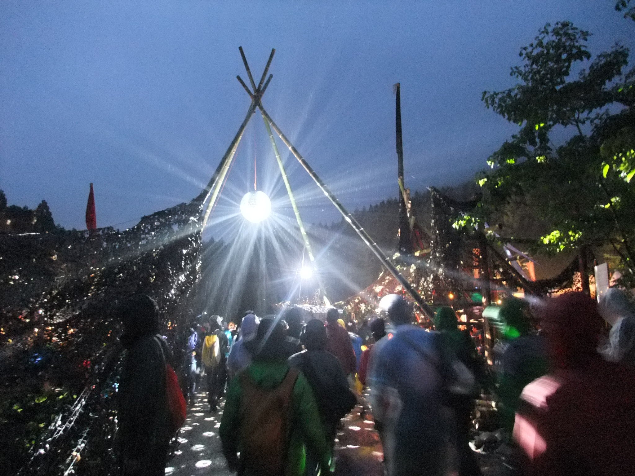 夕方以降はミラーボールに照明が当てられます。