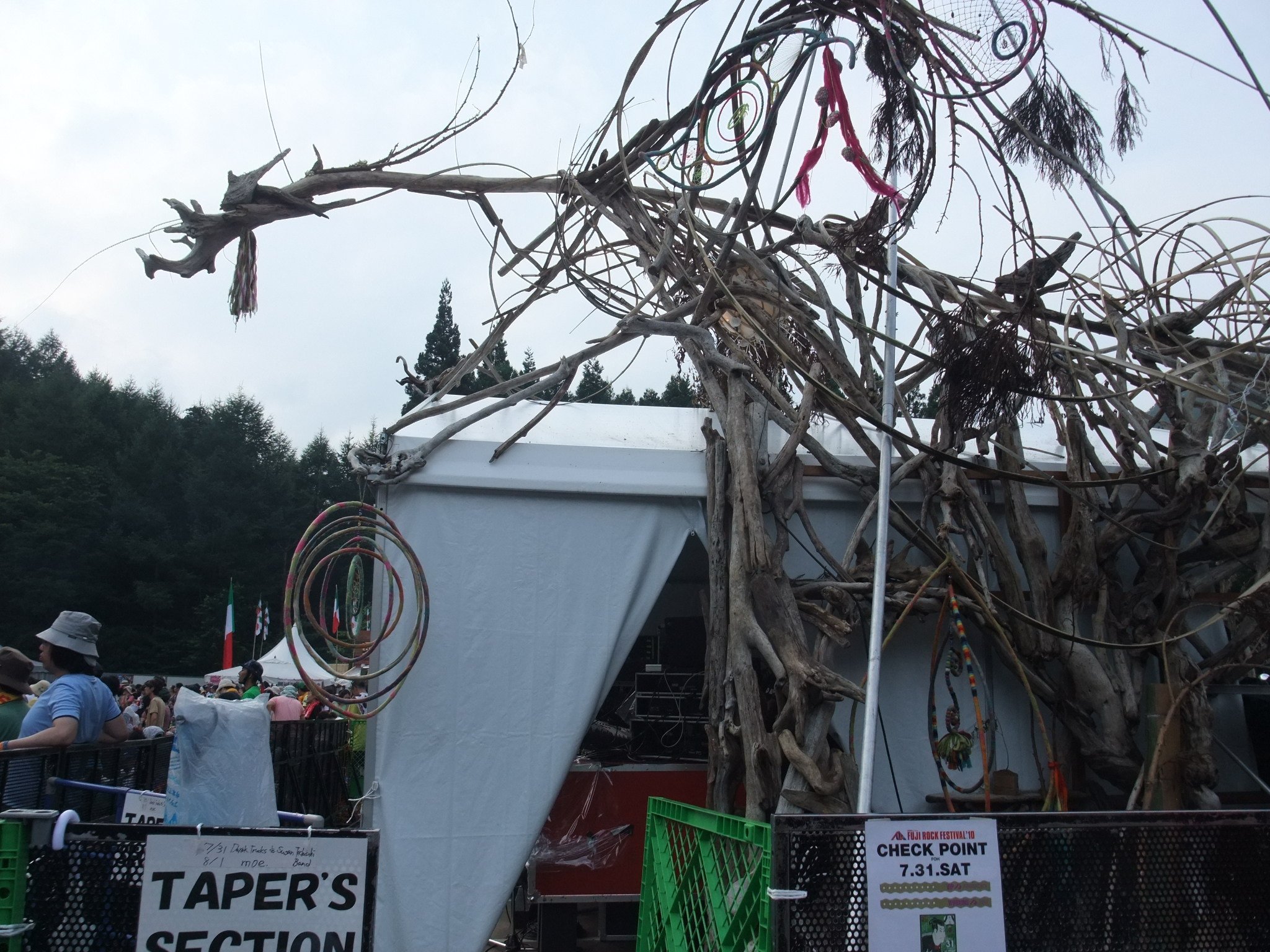 ドラゴンまたは麒麟を模したような装飾。