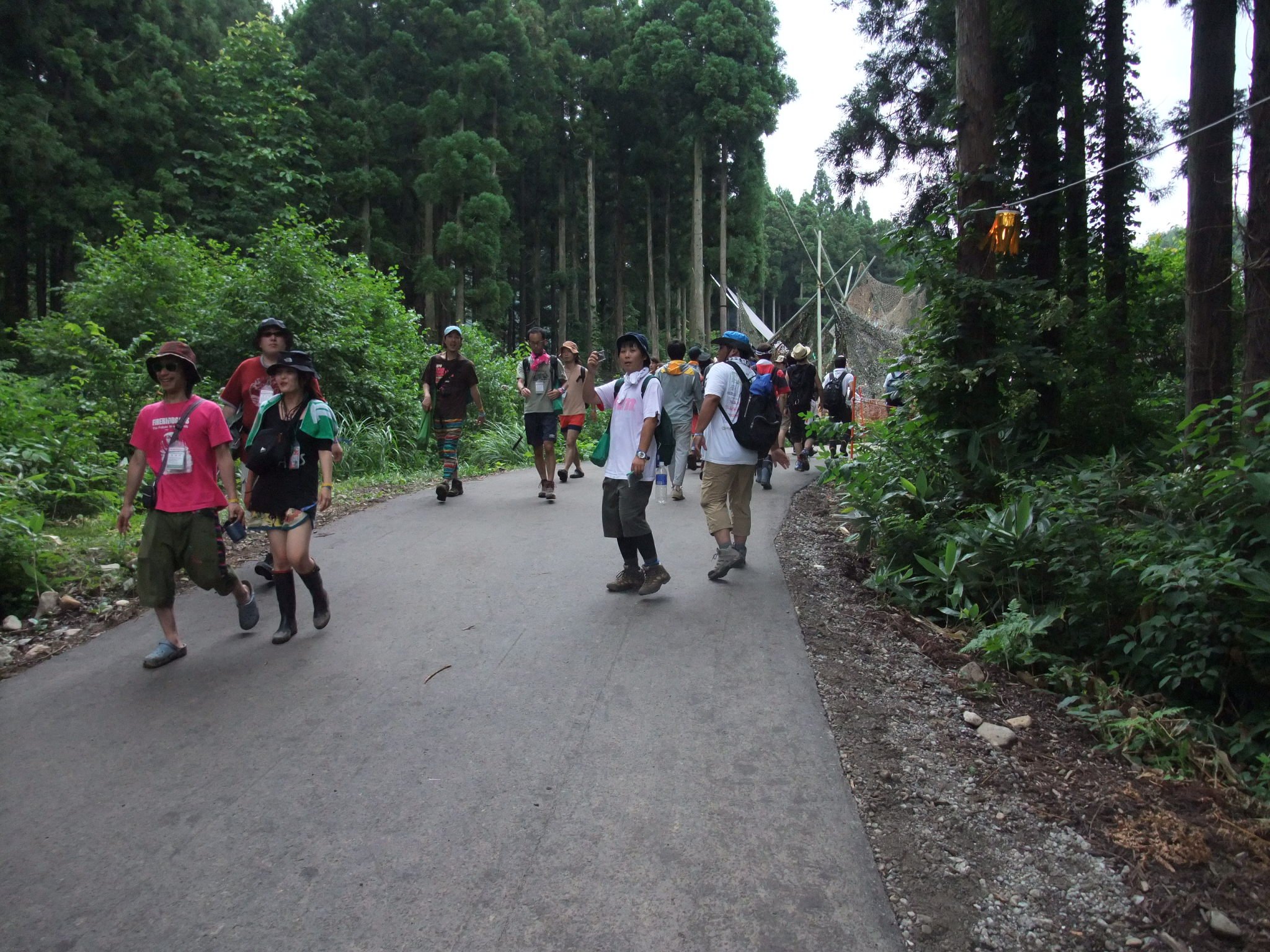 フィールド・オブ・ヘブンからオレンジコートの通路は短い距離ですが舗装されました。