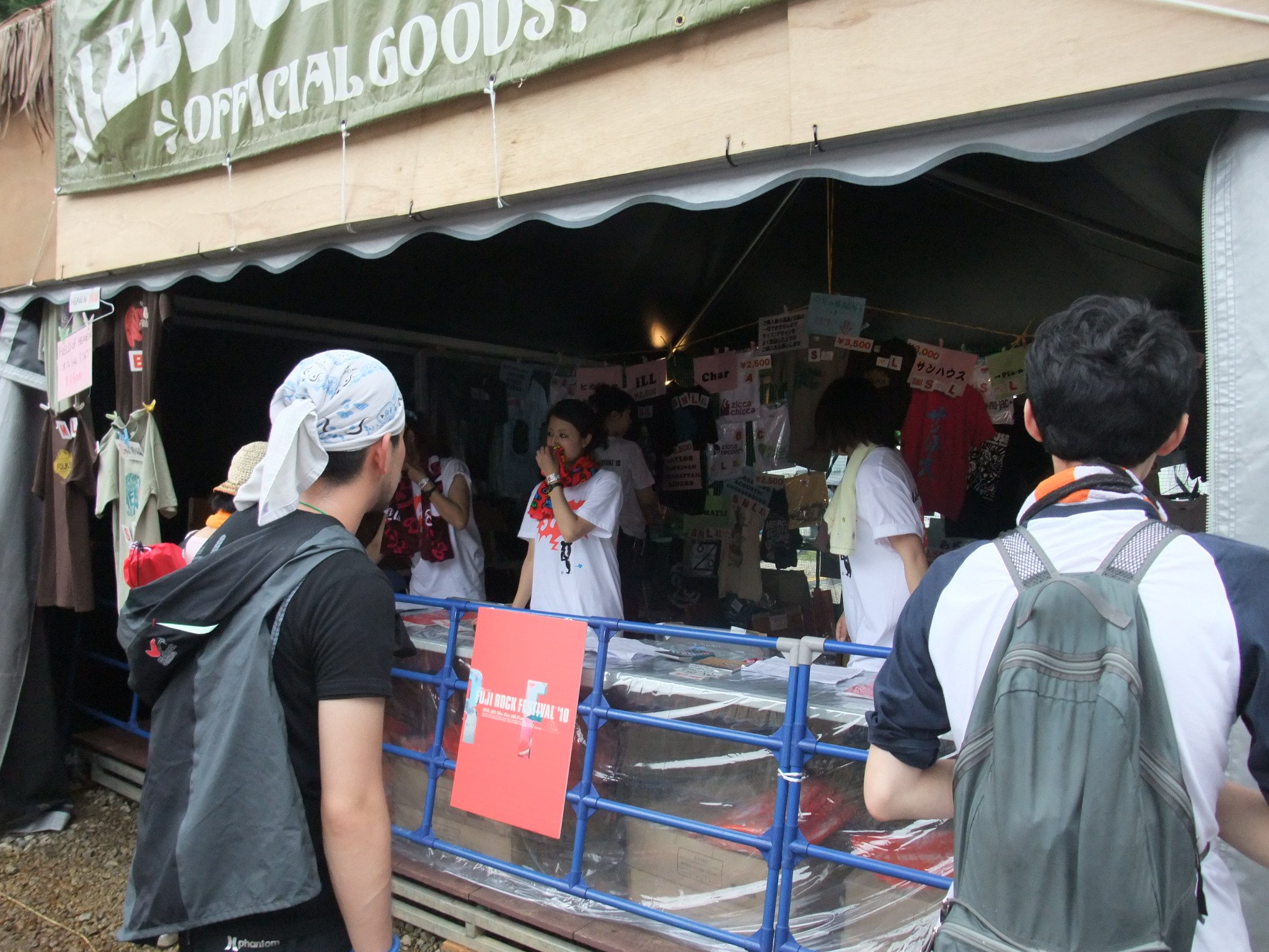 例年と同じく、フィールド・オブ・ヘブンとオレンジコートに出演するアーティストのグッズを扱っています。