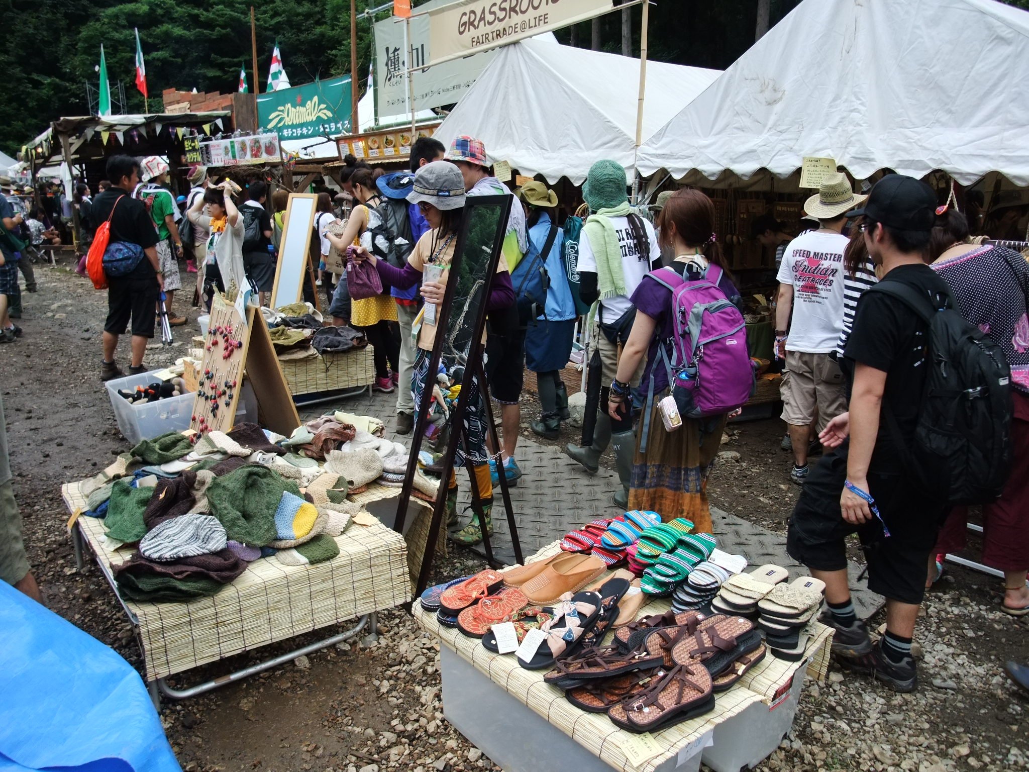 サンダルも帽子も。