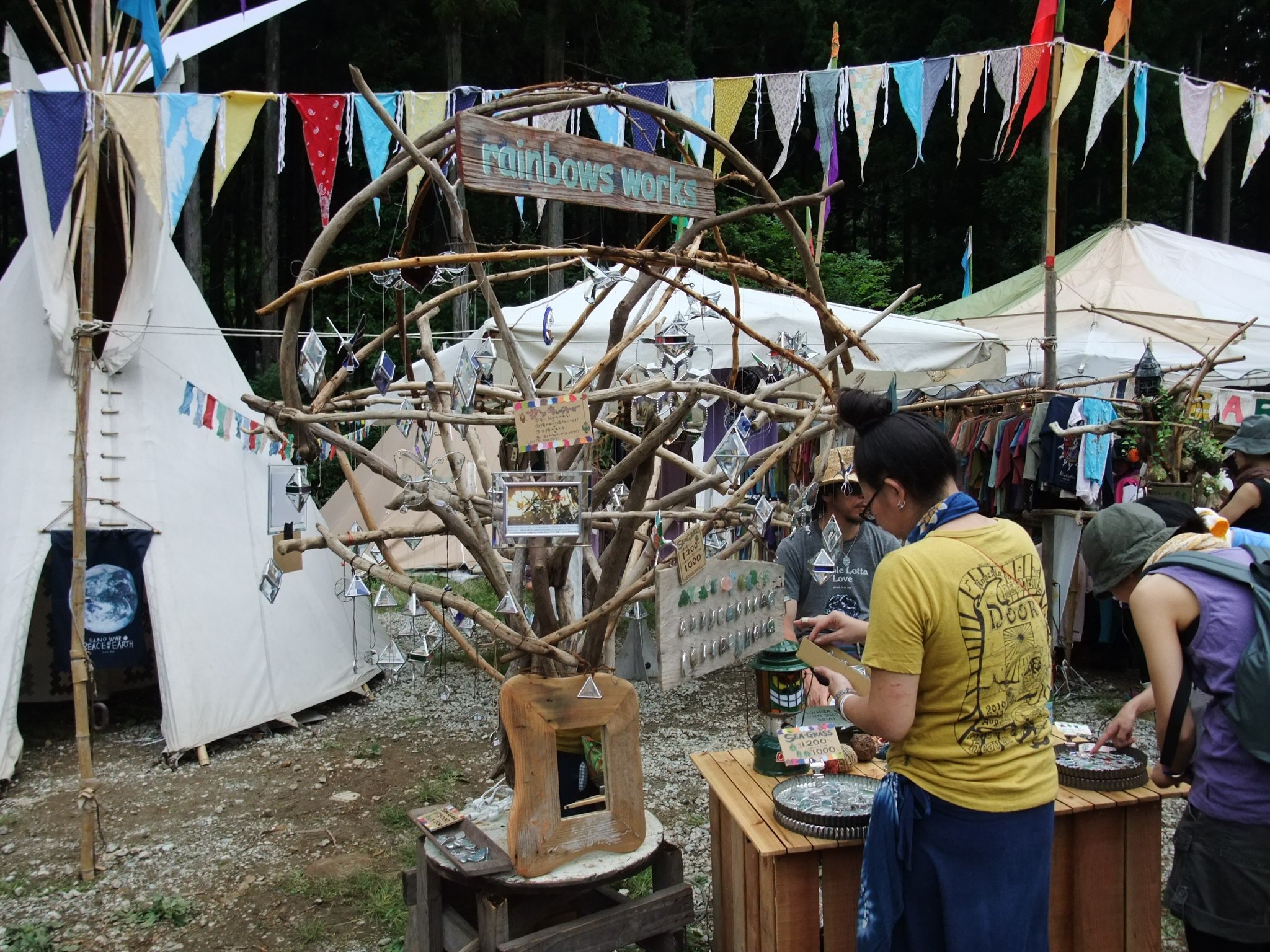 自然素材の衣料品を扱うリトルイーグルの店。