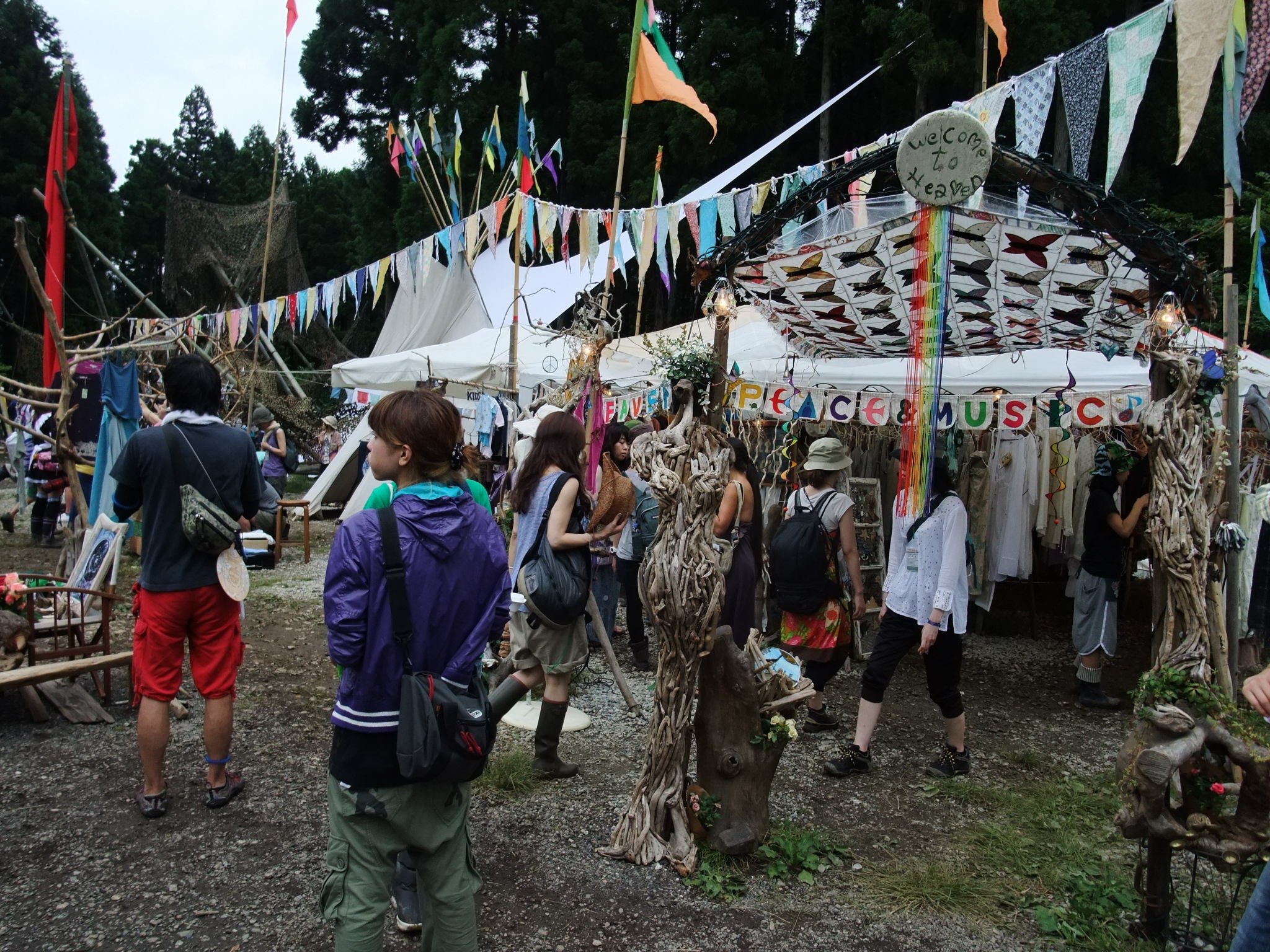 客は女子が多し。