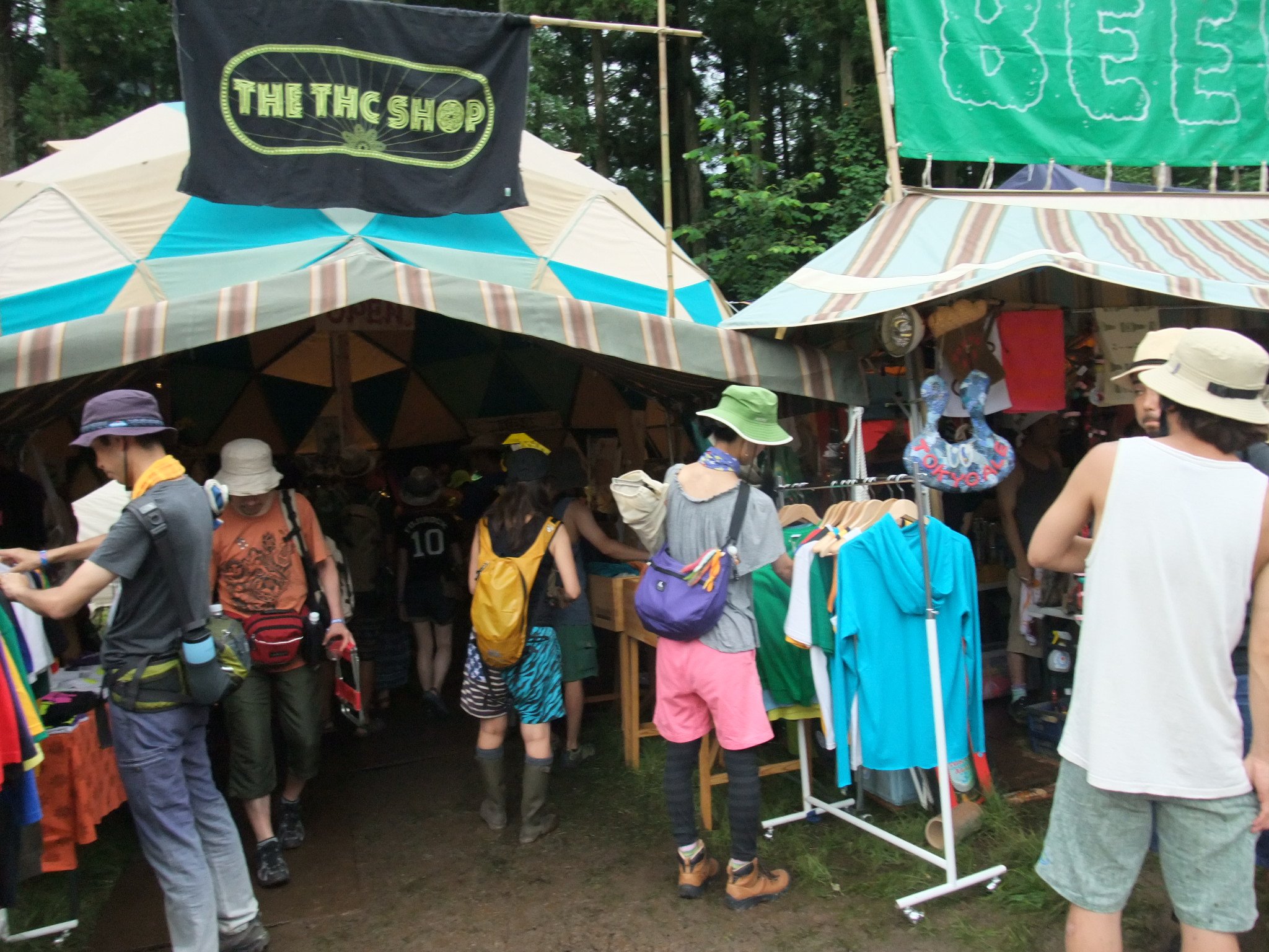 衣料品の店らしいTHC SHOP。