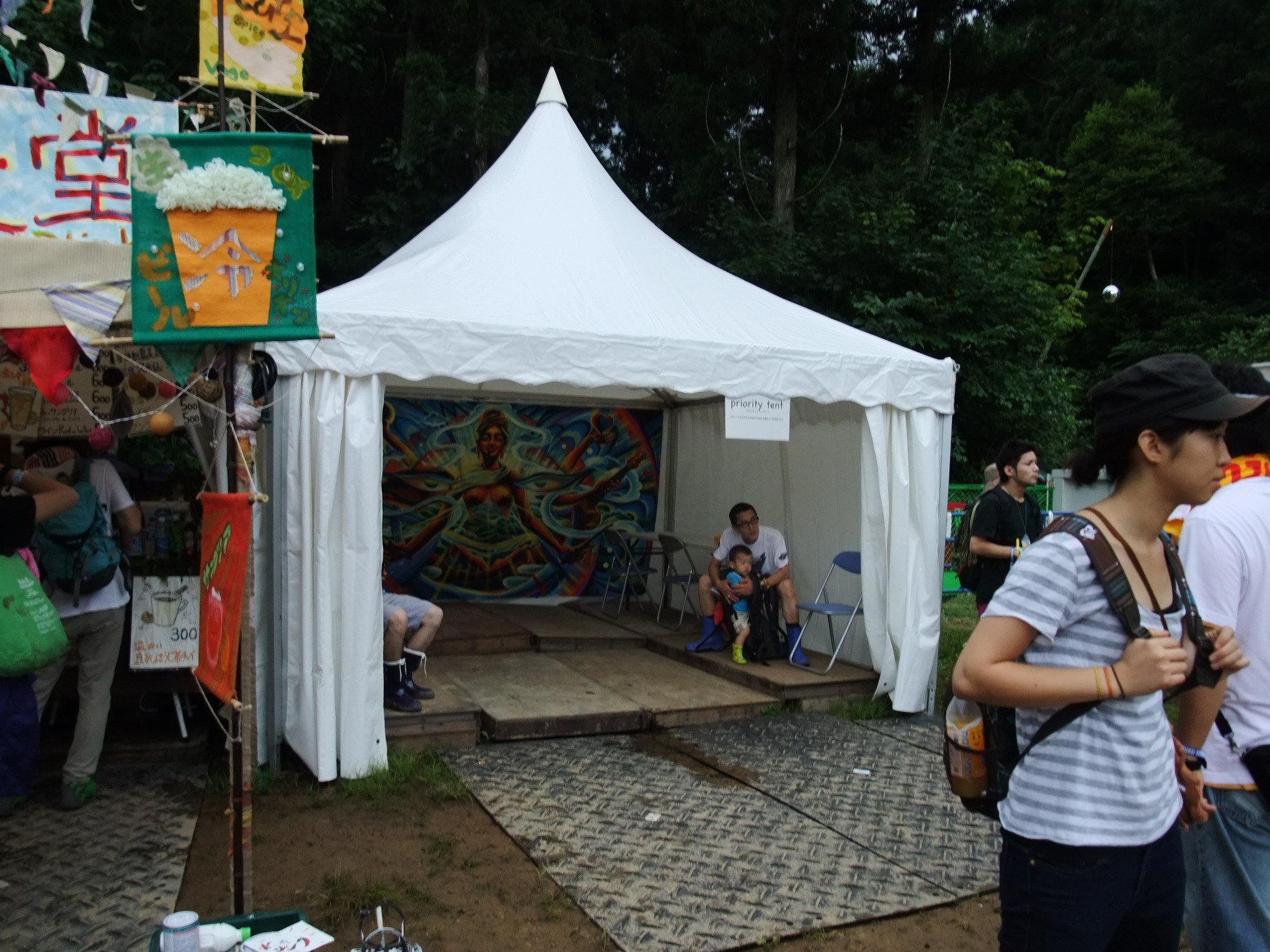 フィールド・オブ・ヘブンの優先テント。例年通り喫煙所のとなりです。