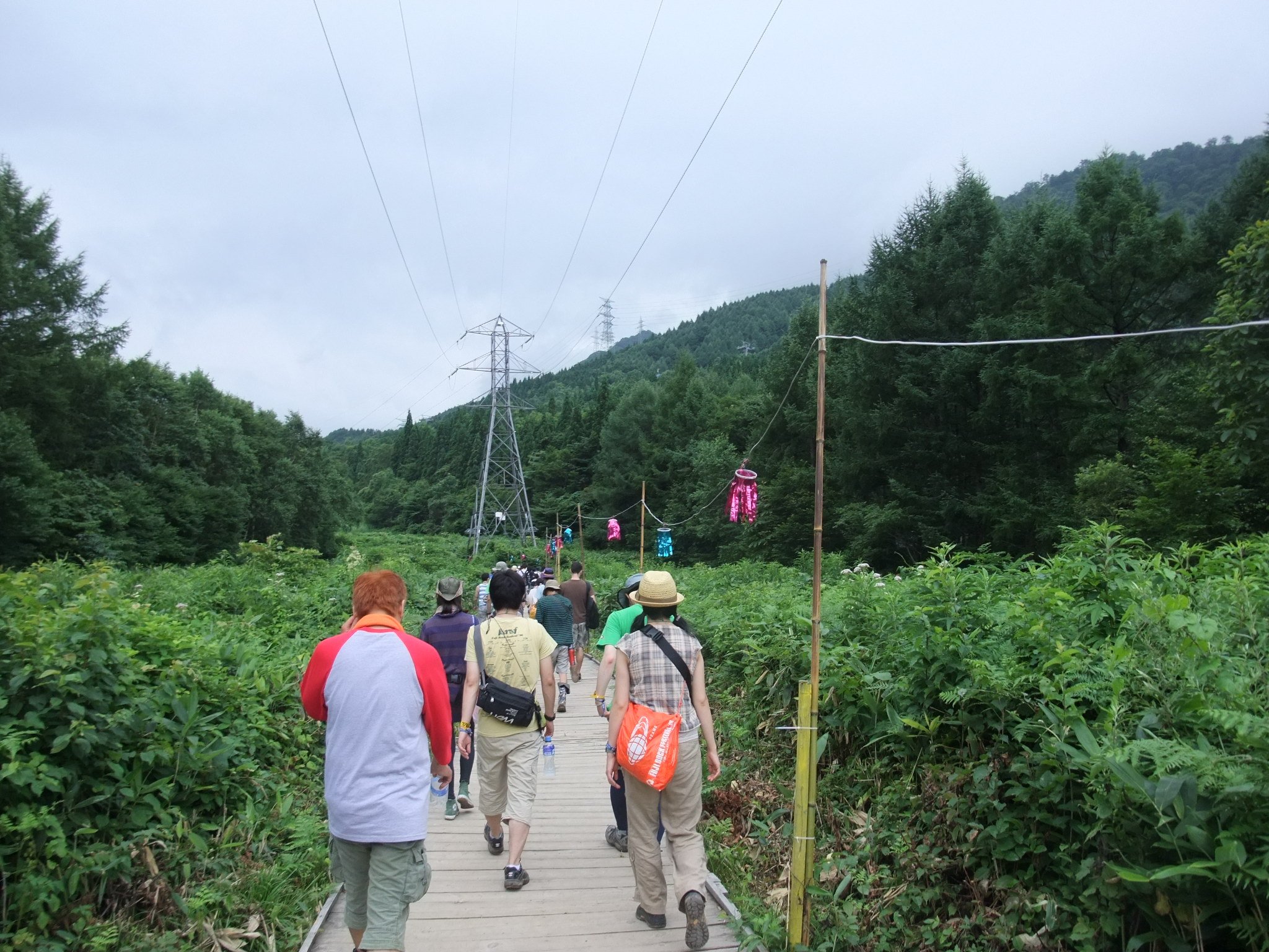 高圧電線にそって続く板。