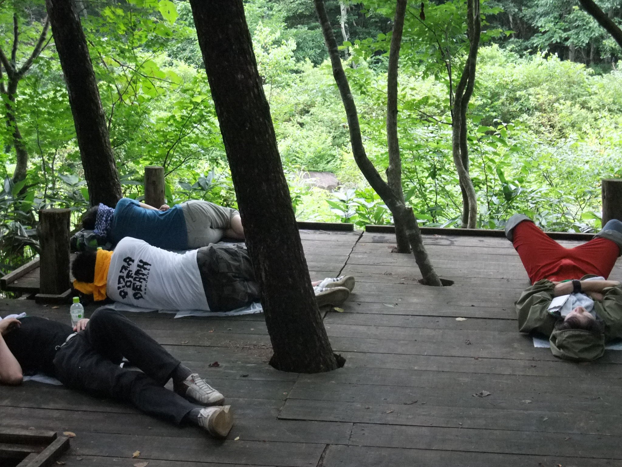 休憩しているというか、寝ている人たち。