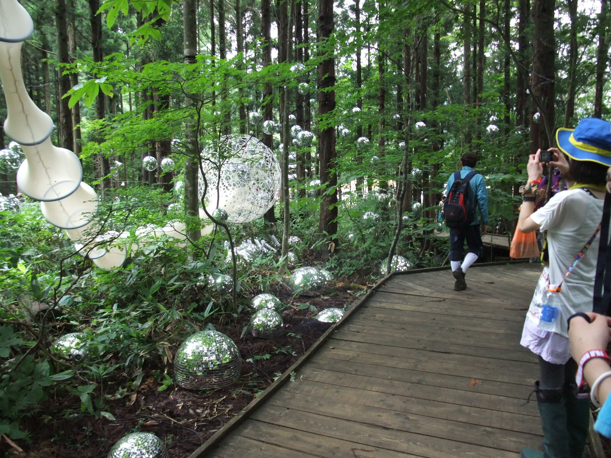 ミラーボール多すぎです。