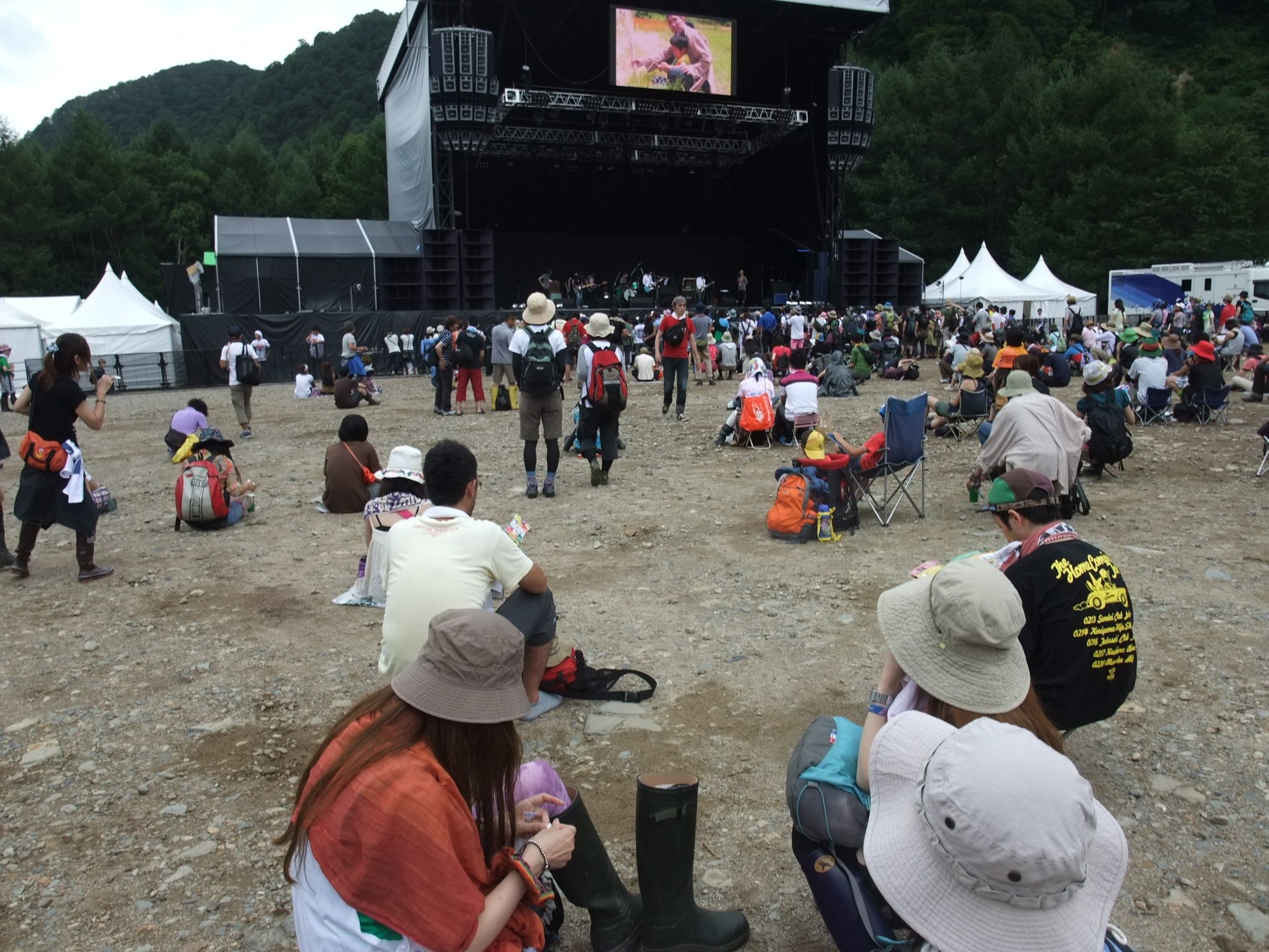 レジャーシートを敷く人はまずいません。敷いて座っても石が露出しているので痛い。