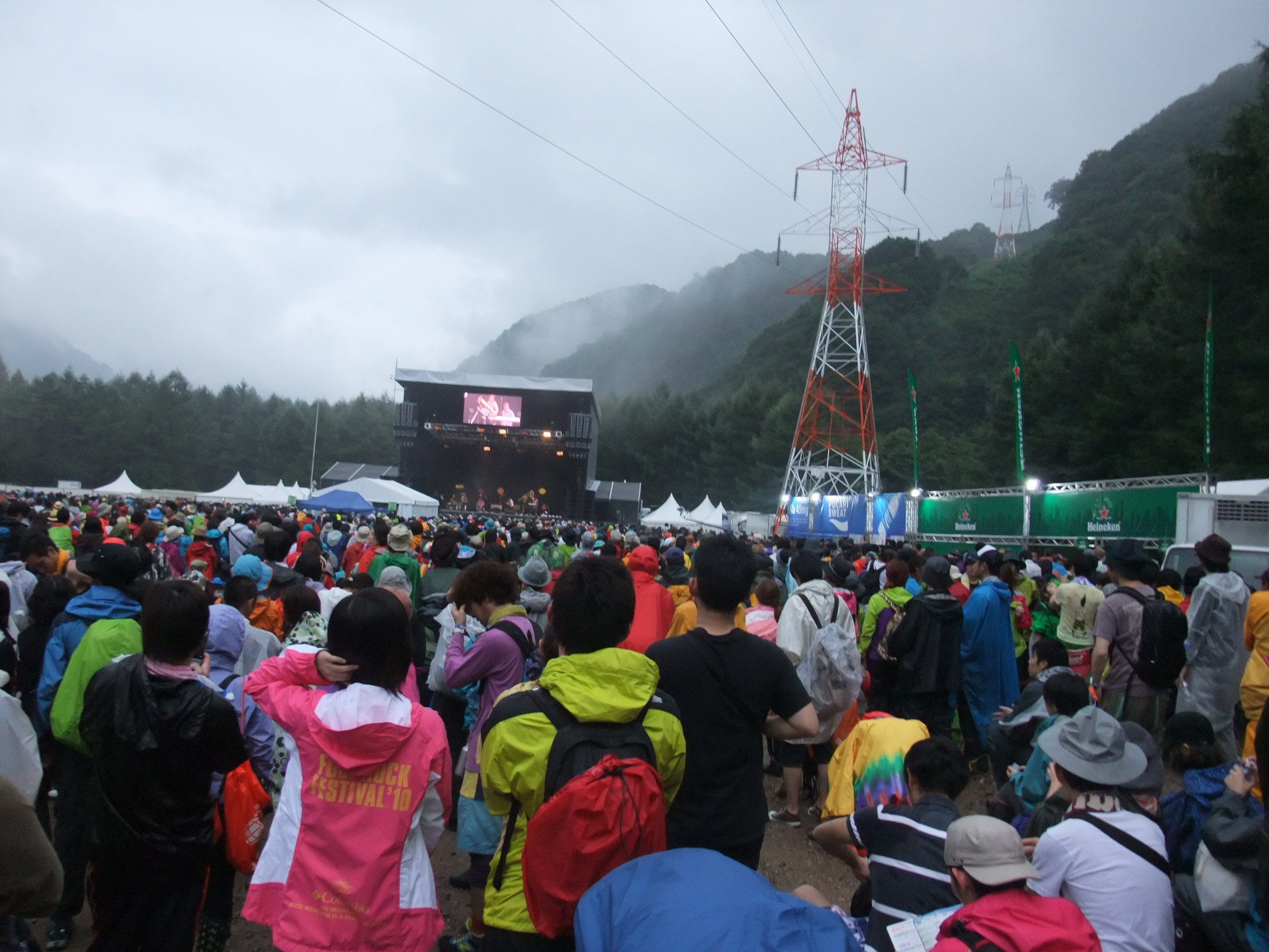 夕方ごろに雨具を着ているのがフジロックフェスティバルらしい光景かもしれません。