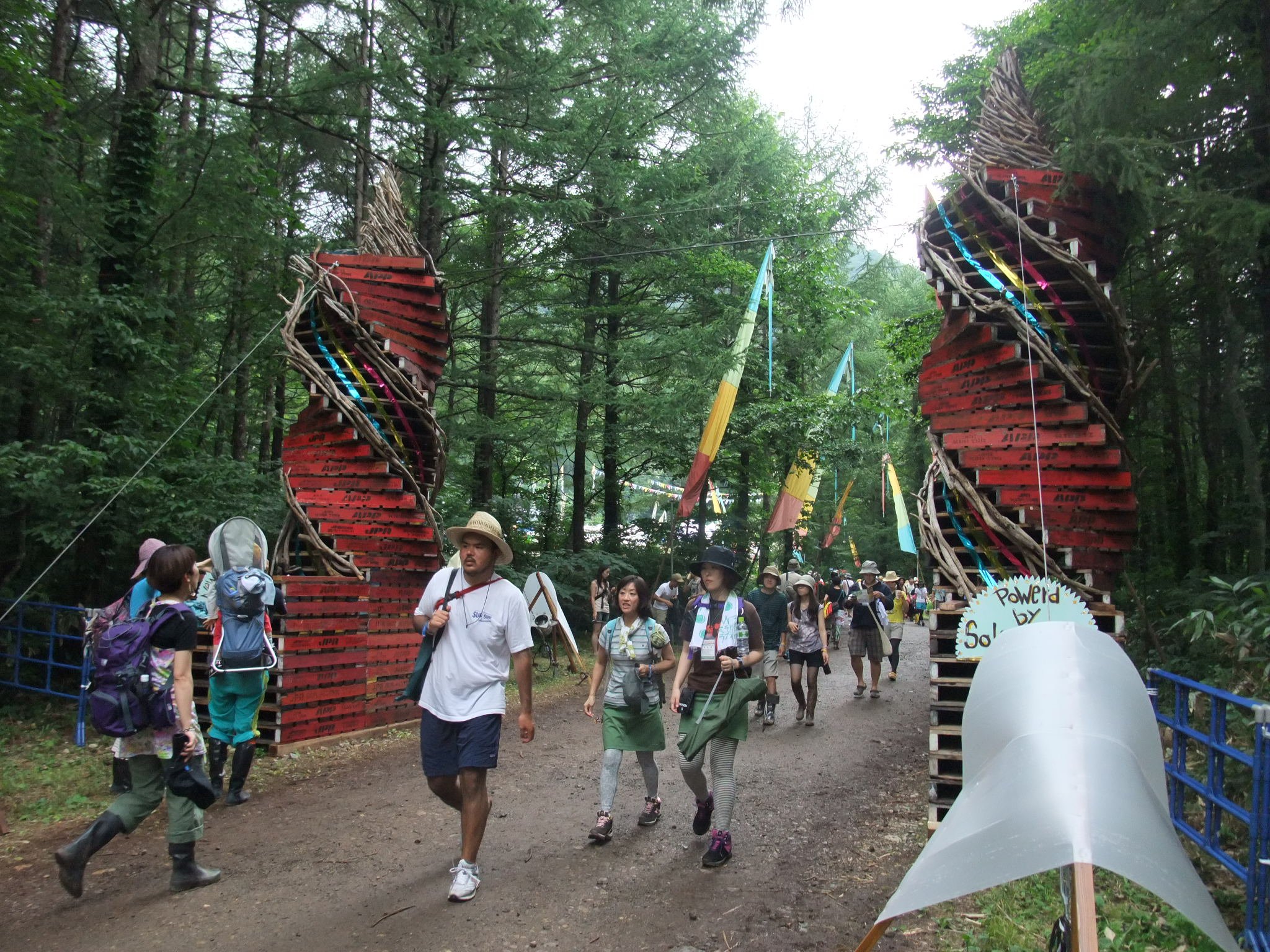 アバロンフィールド入り口のゲート。運搬資材を使っています。