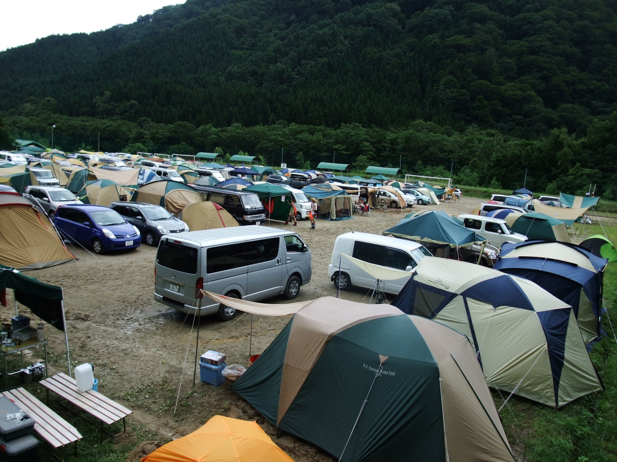 キャンプサイトのテントより大きなテントが多い。