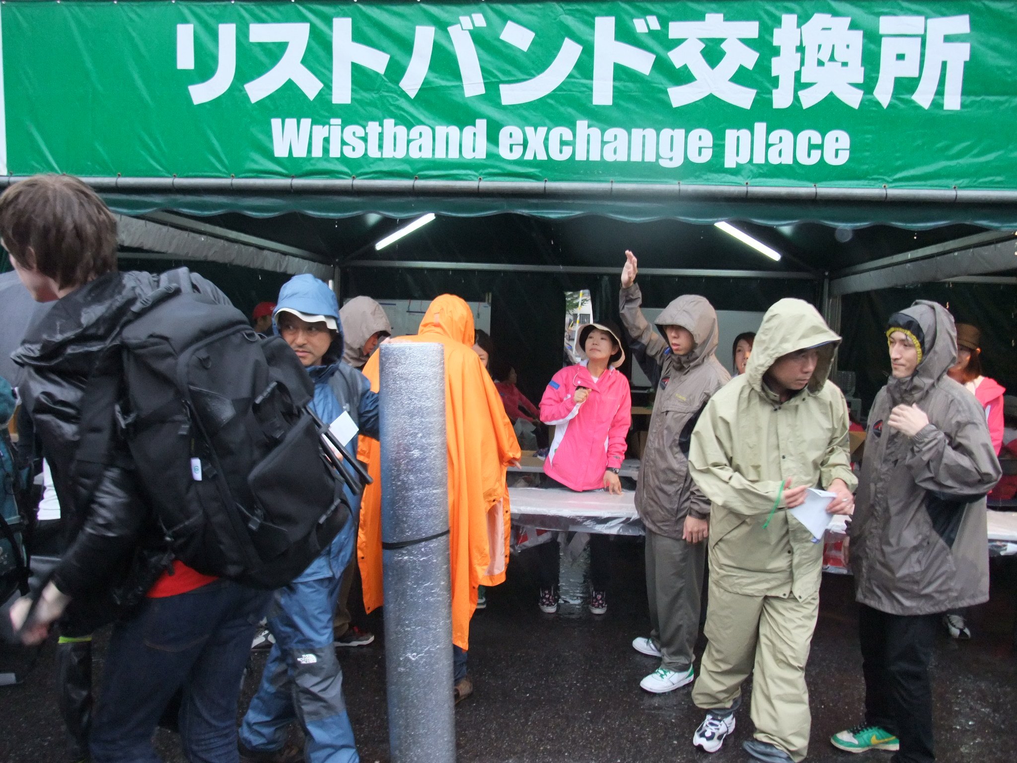 テントの中にいるスタッフは女性、外にいるのは男性。