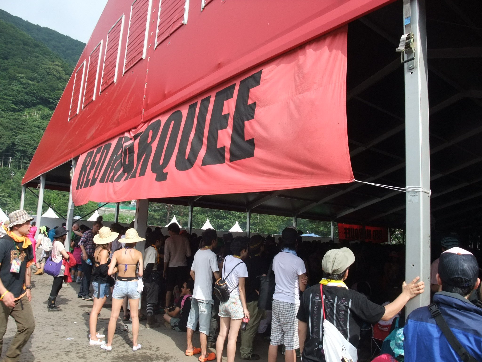 屋根付きステージのレッドマーキー。