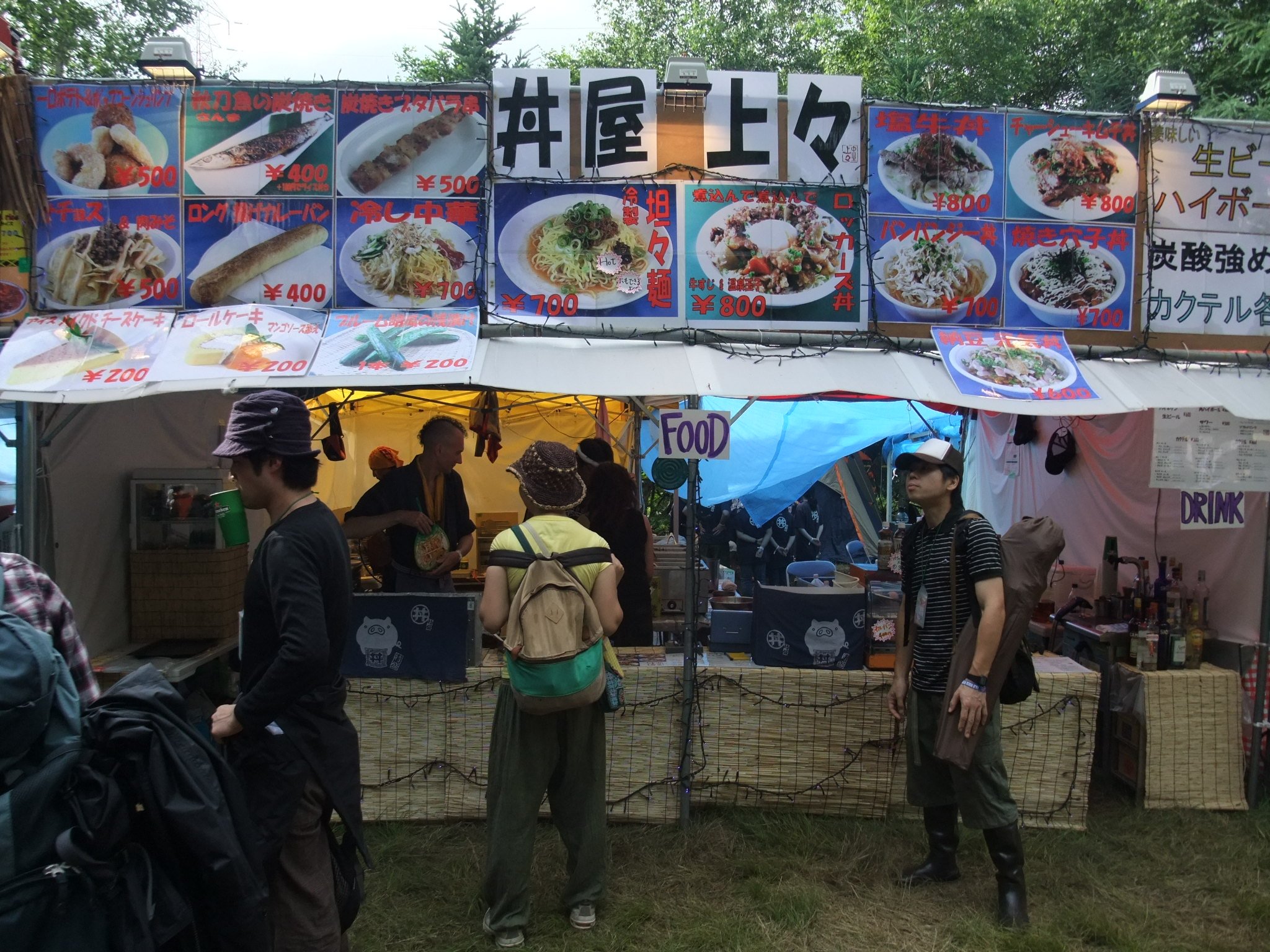 焼き穴子丼や納豆丼も売っている国籍不明の丼屋。