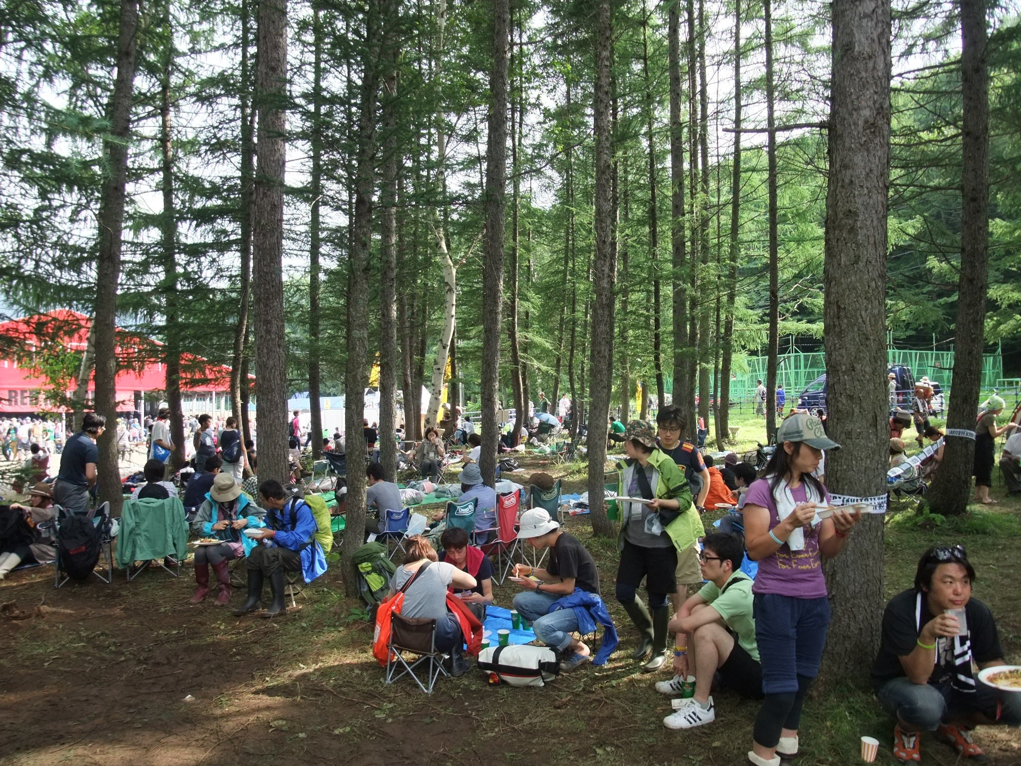 レッドマーキーとワールドレストランに挟まれた木陰。