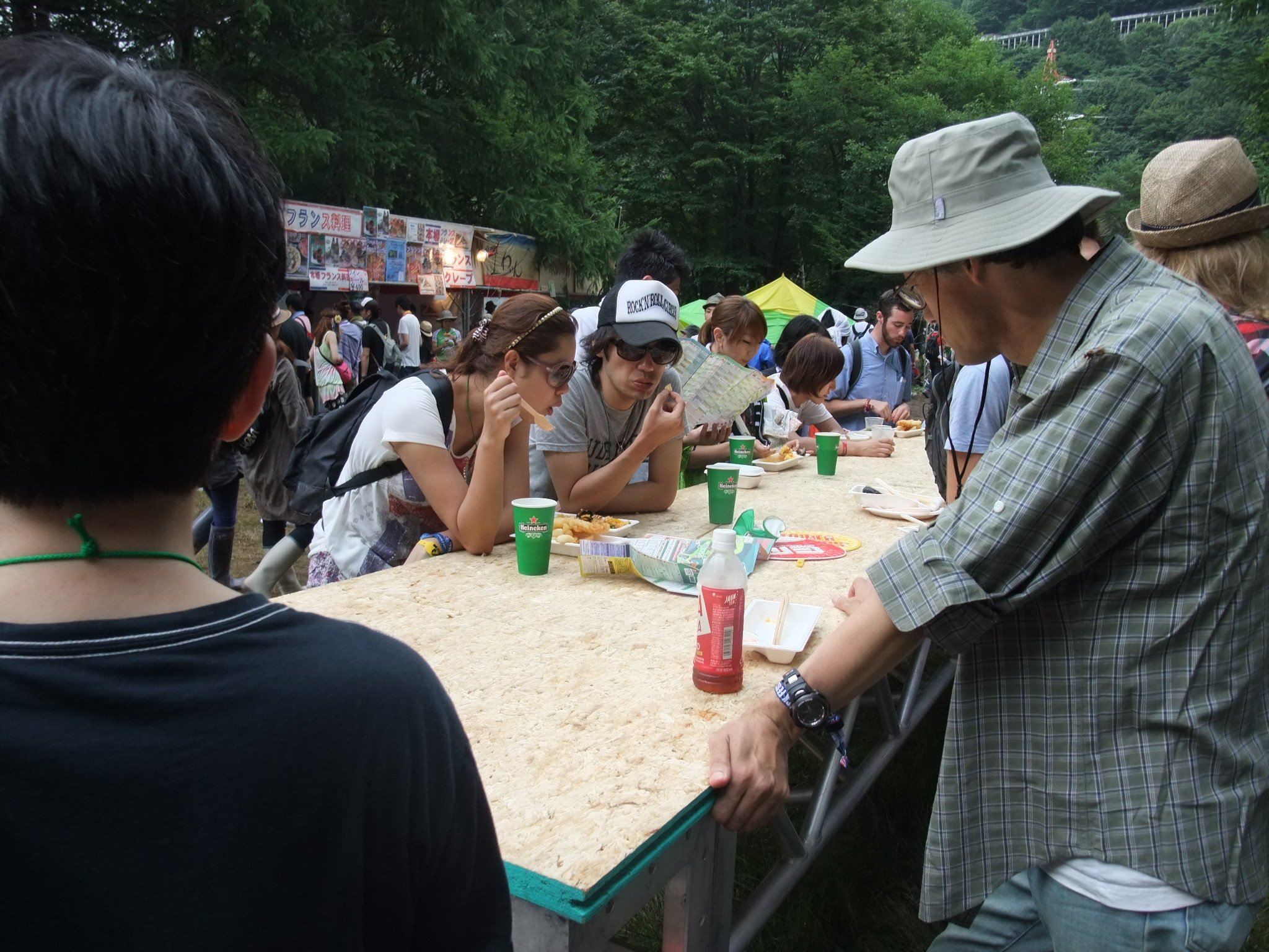 ワールドレストランに置かれた長いテーブル。パラソルはありませんが初登場です。