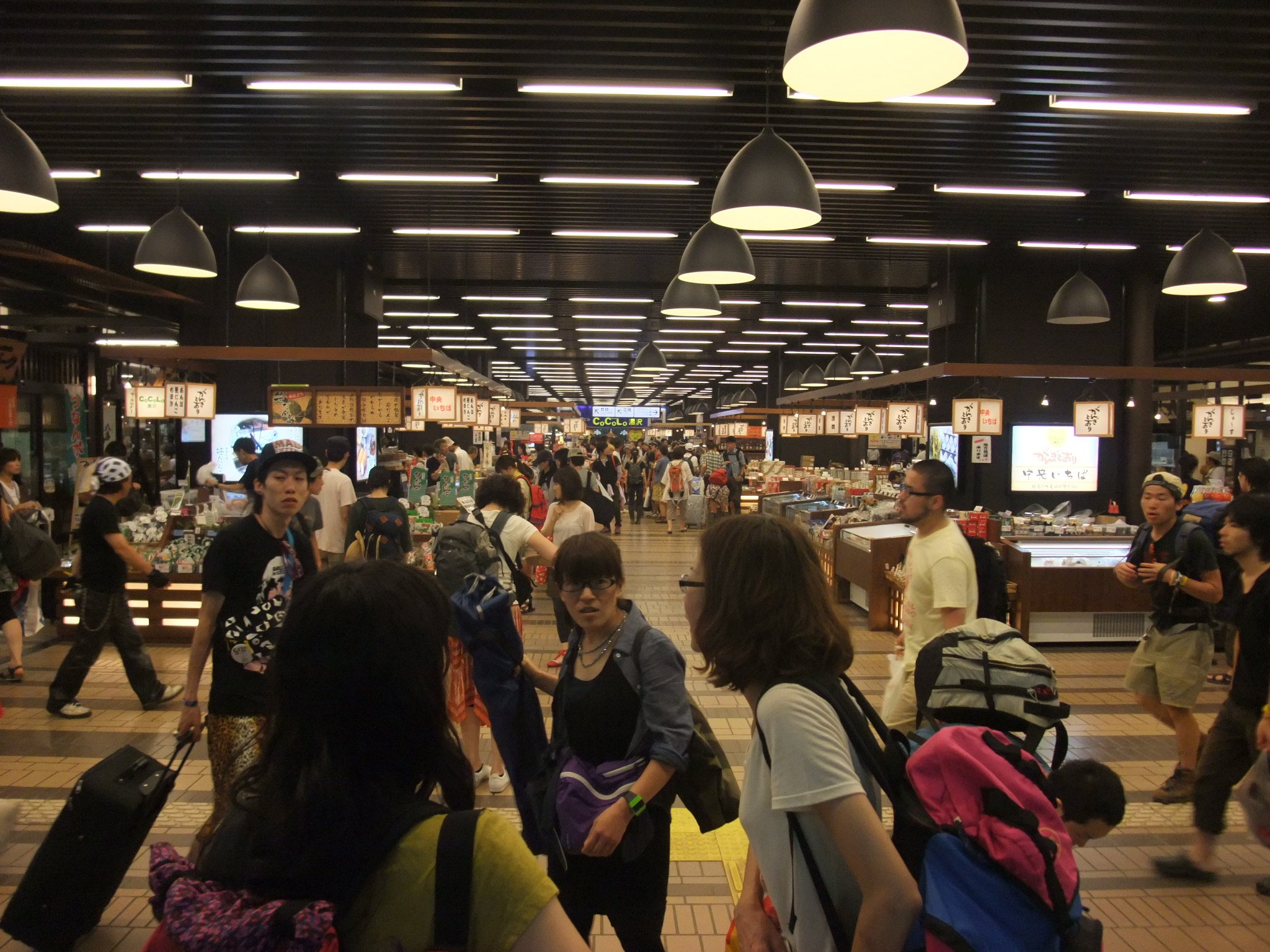 改装された越後湯沢駅の土産物店。