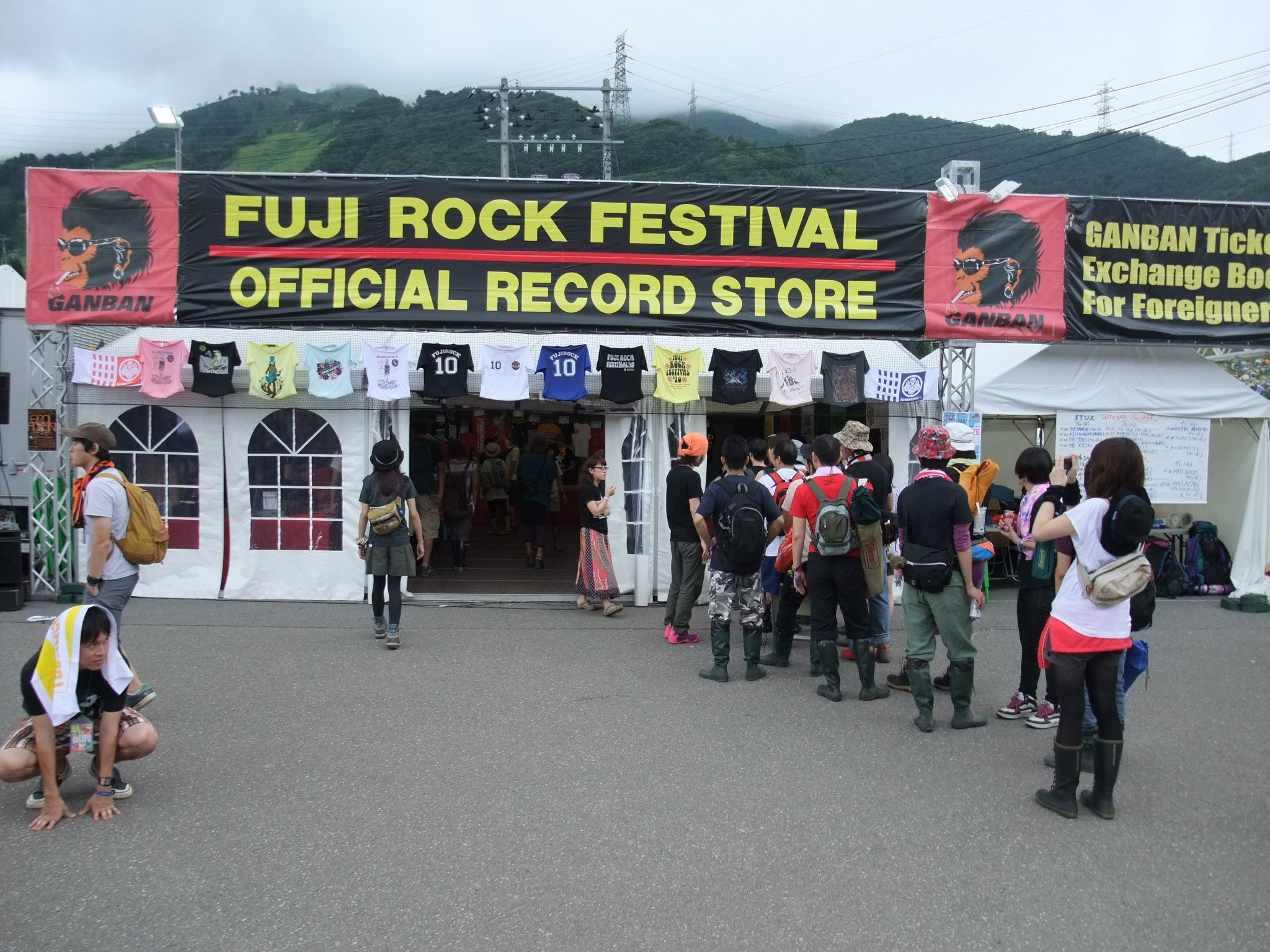 出演者のCD等を販売している岩盤ストア。右側は外国人向け通貨両替所。