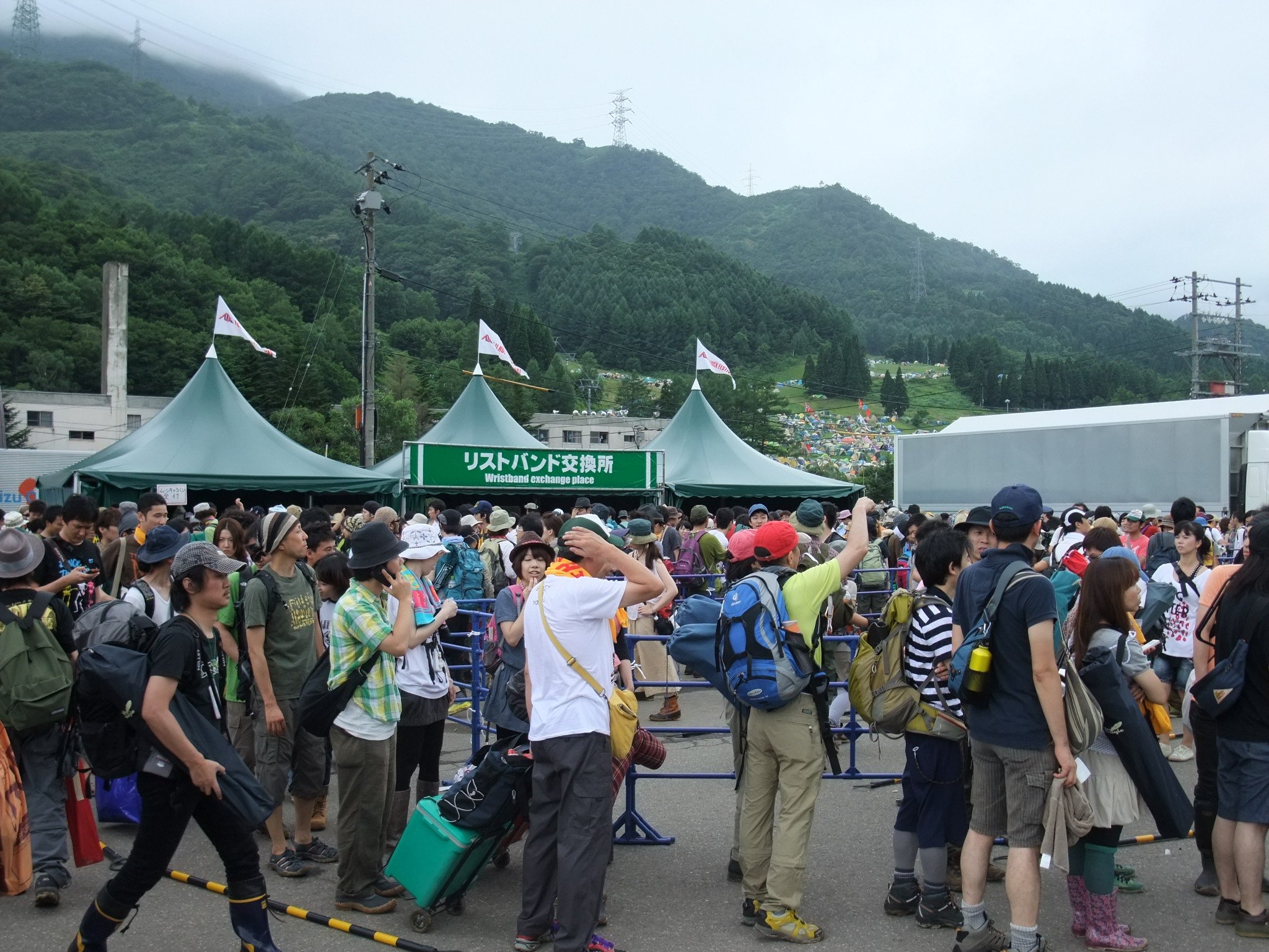 リストバンド交換所。公式グッズショップの隣です。