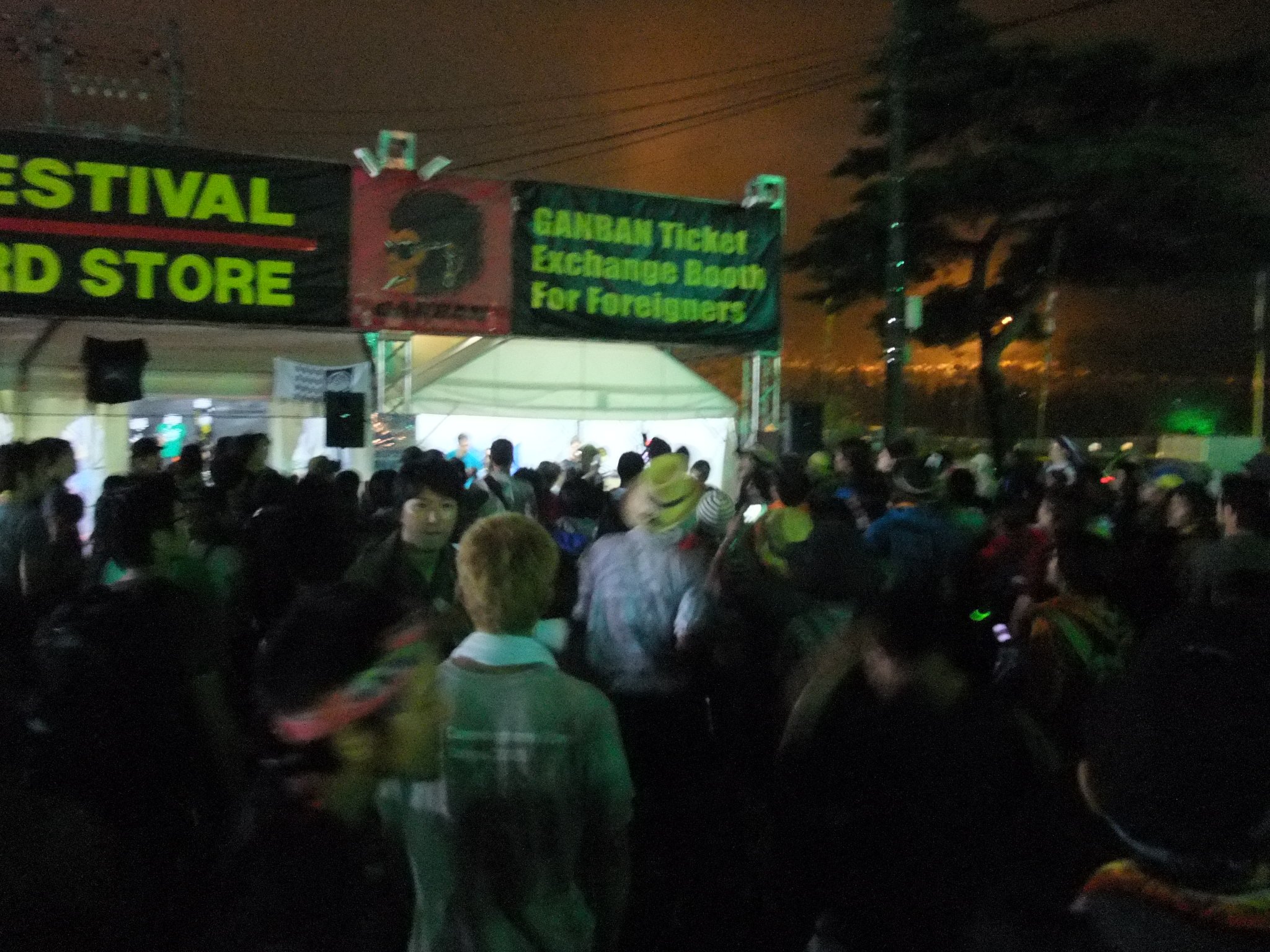 夜の通貨両替所でライブです。