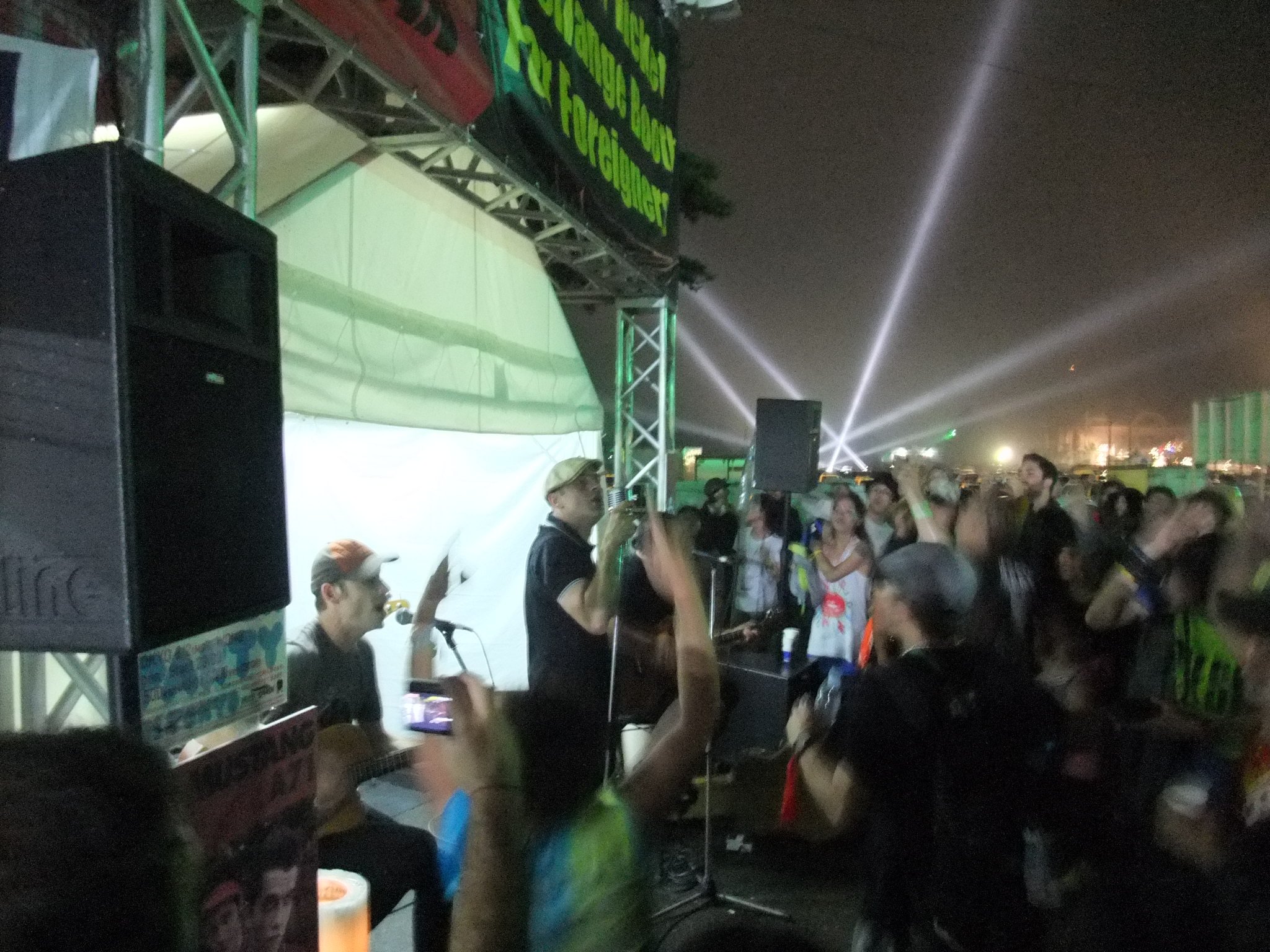 テントの中で演奏しています。