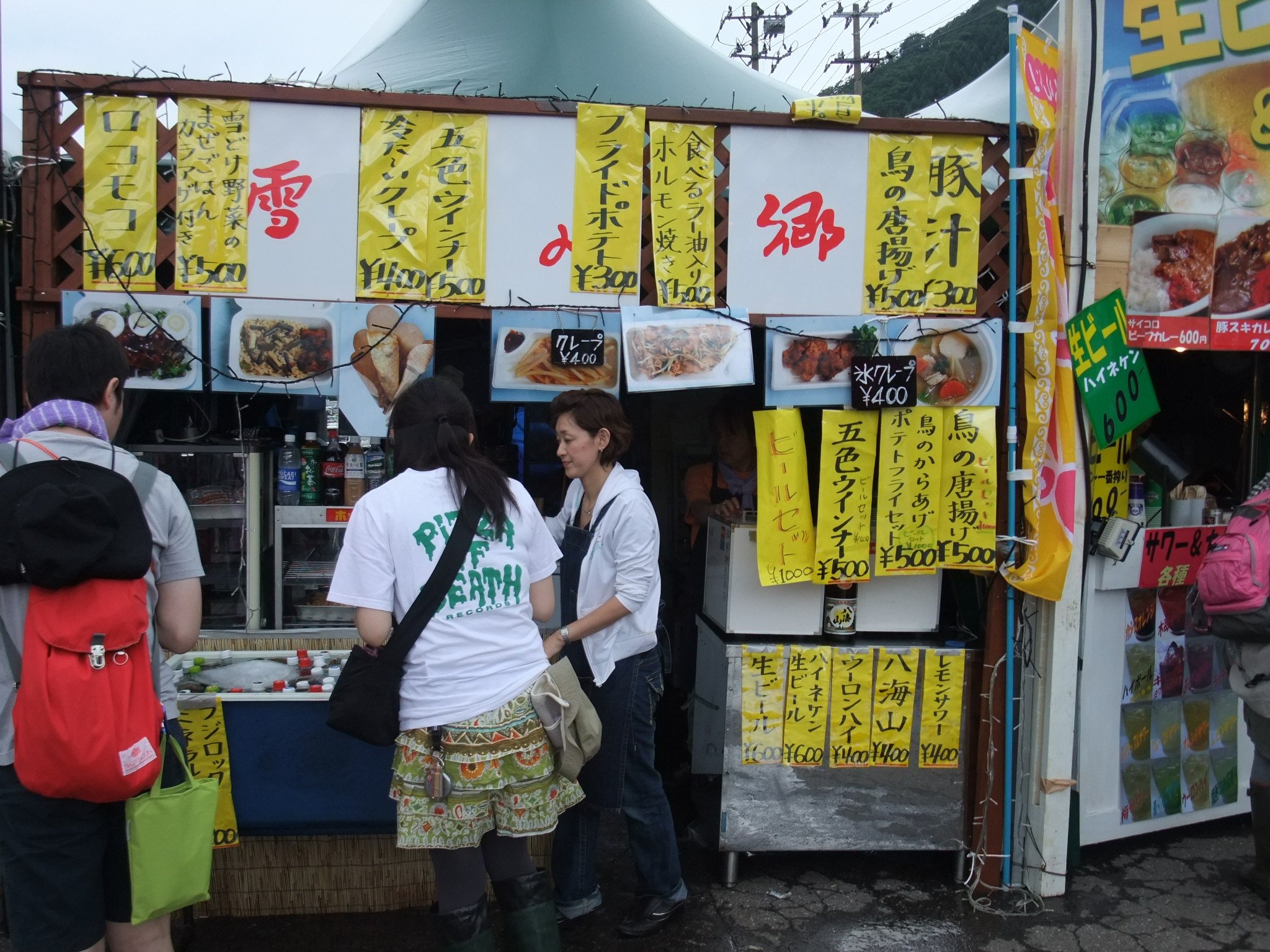 いろいろ販売する雪の郷。