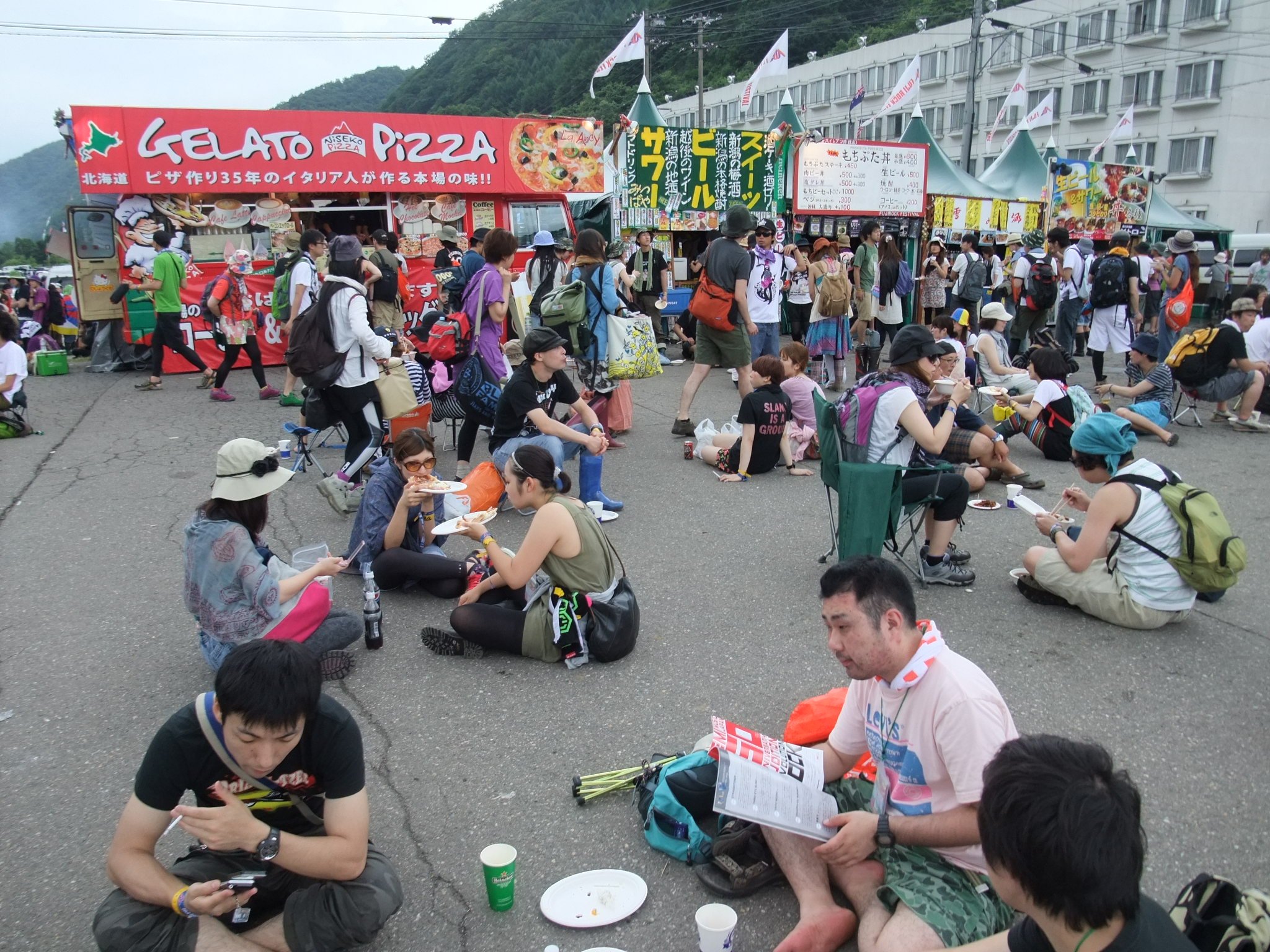 初日の午前10時40分ごろ。朝食の時間です。