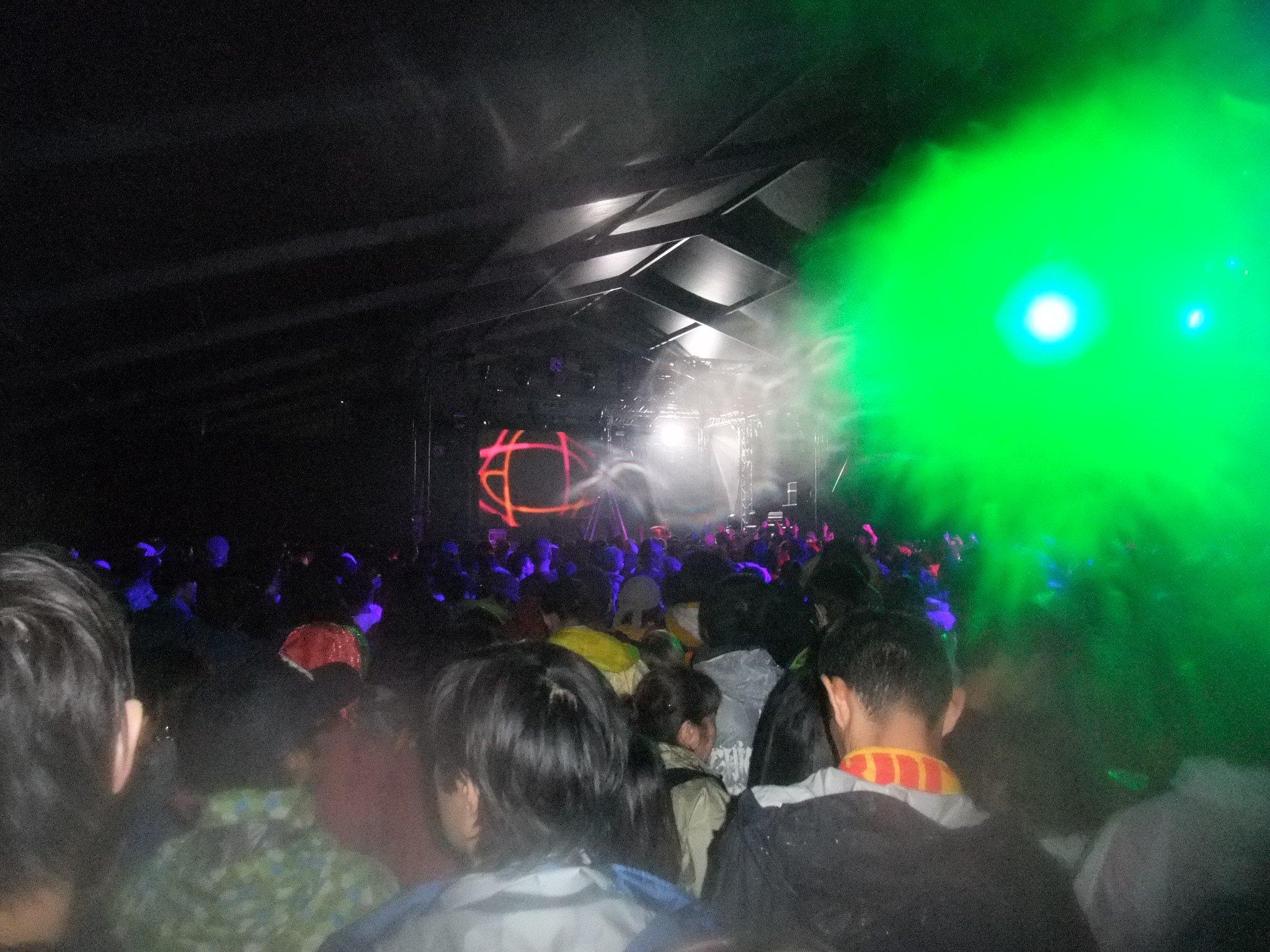 木曜日の午後8時からライブが始まります。通常5組のアーティストが出演します。