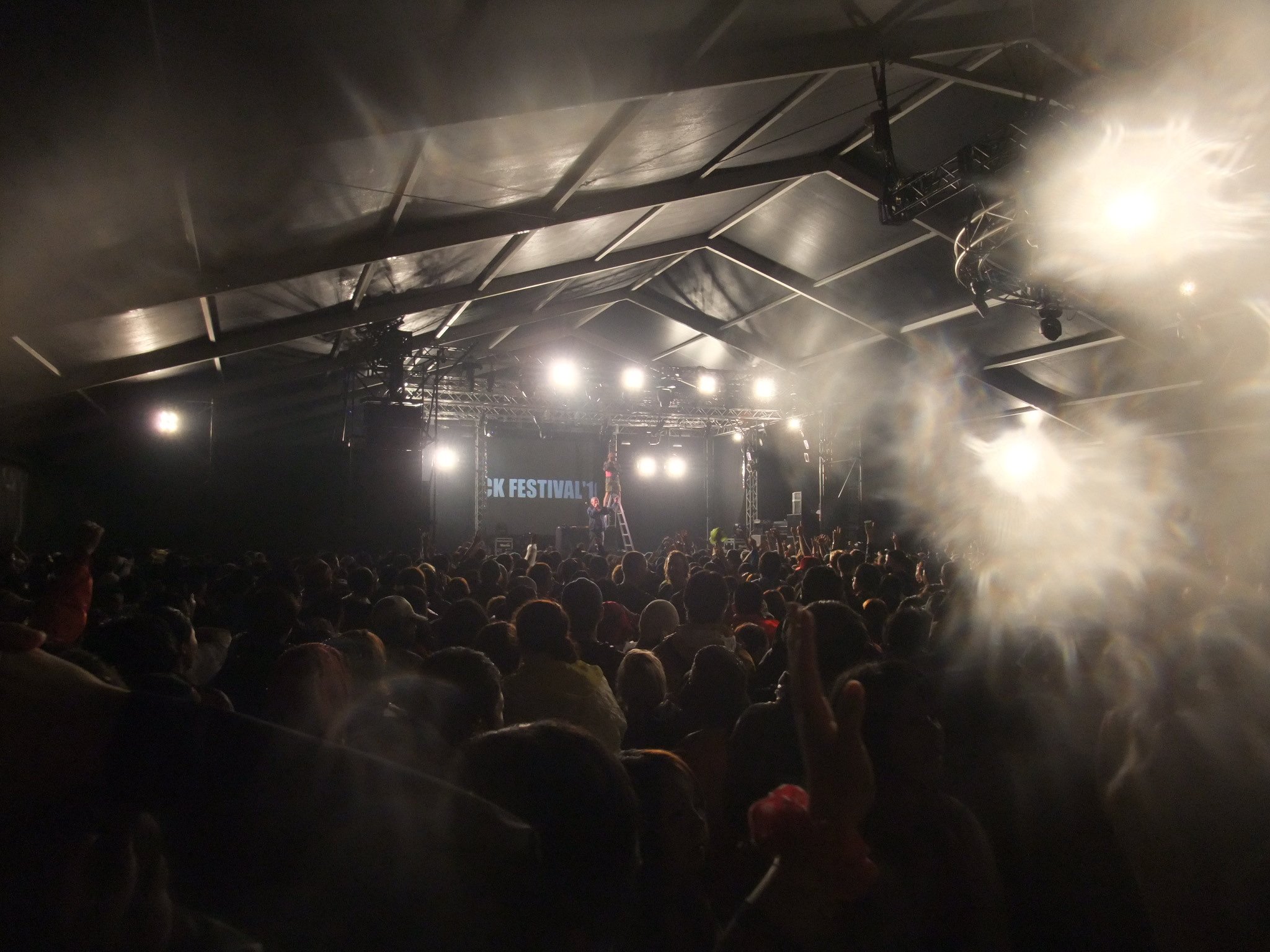 2組目のアーティストが出演する直前の写真撮影。