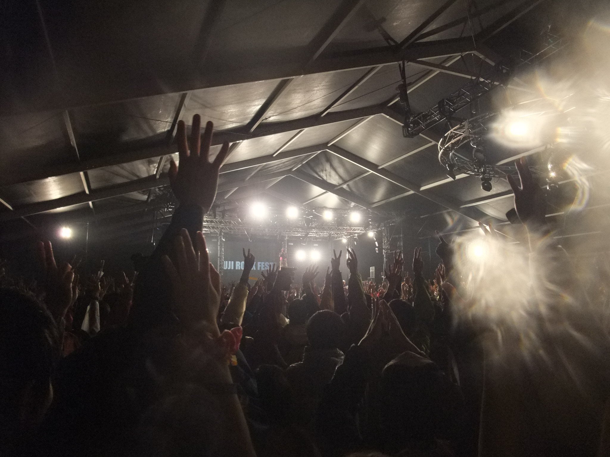 写真撮影の時の万歳。