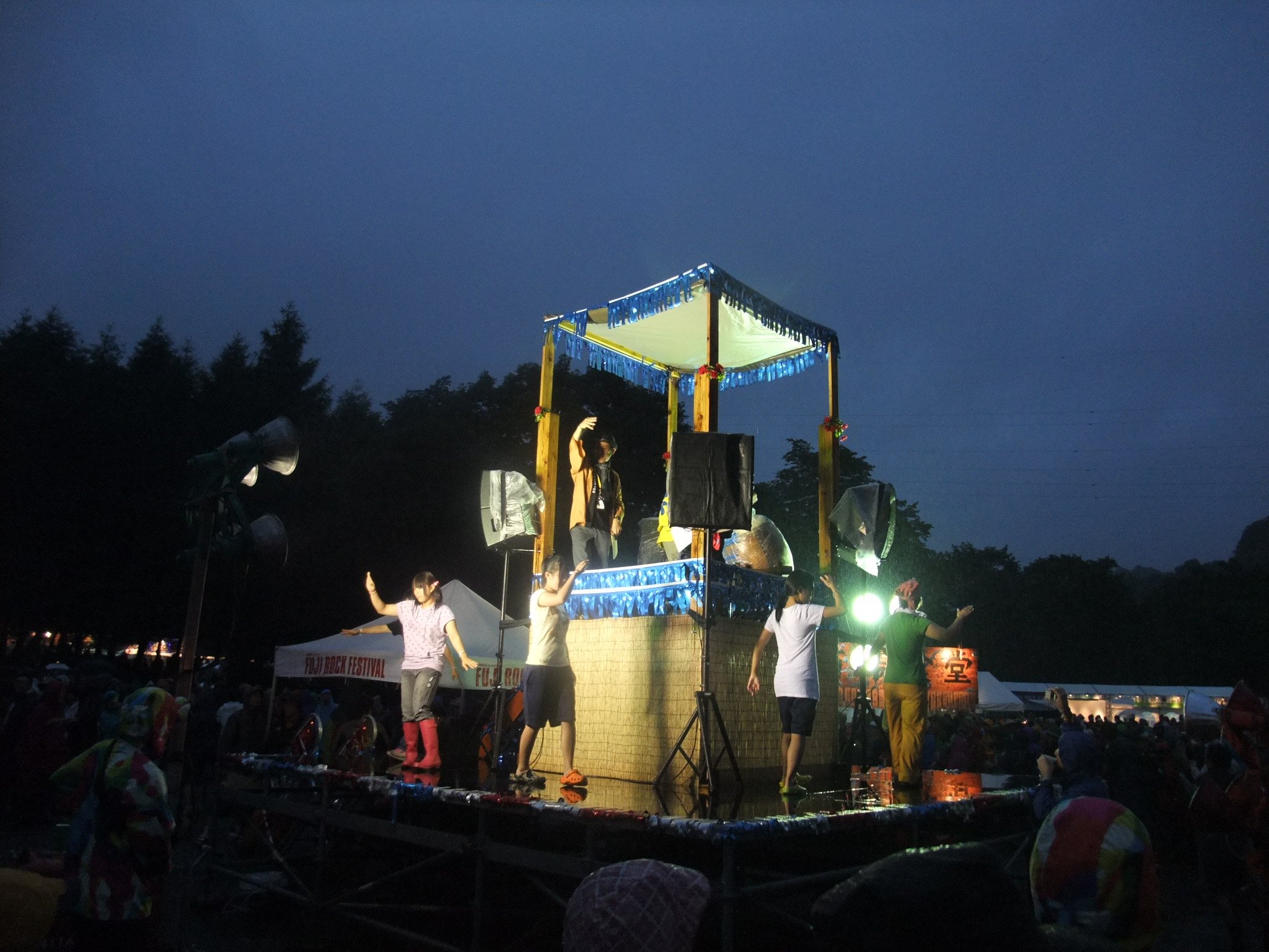 地元の湯沢中学校の女子と紹介されていました。