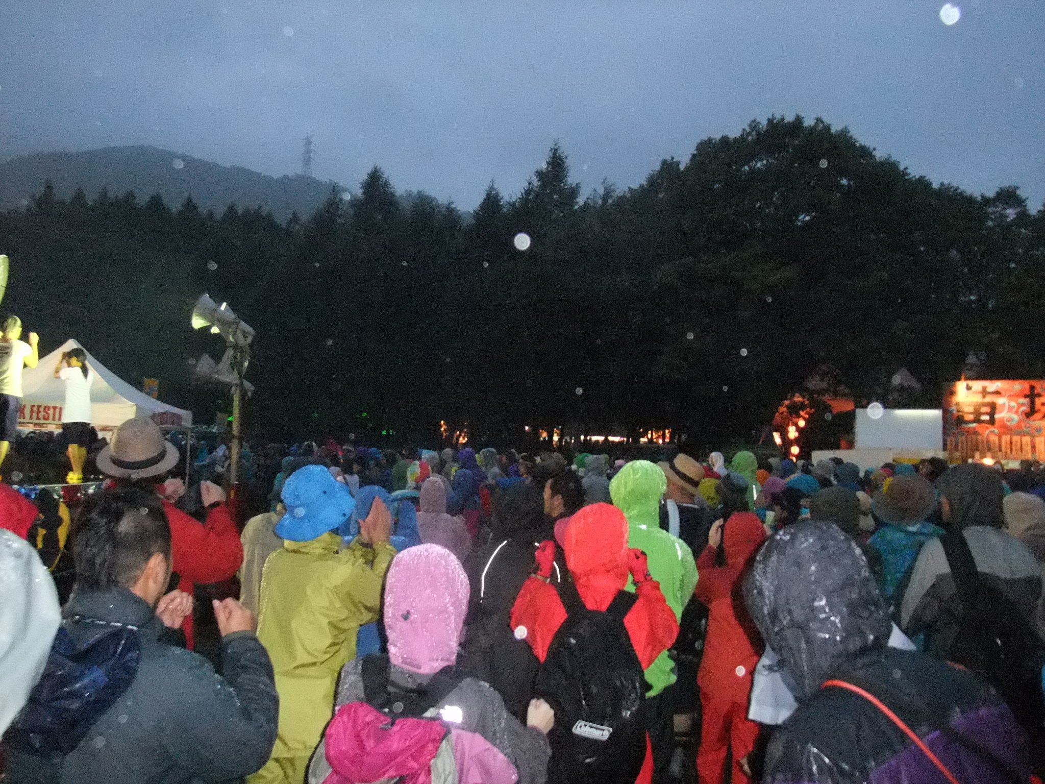 拳を作って&hellip;。