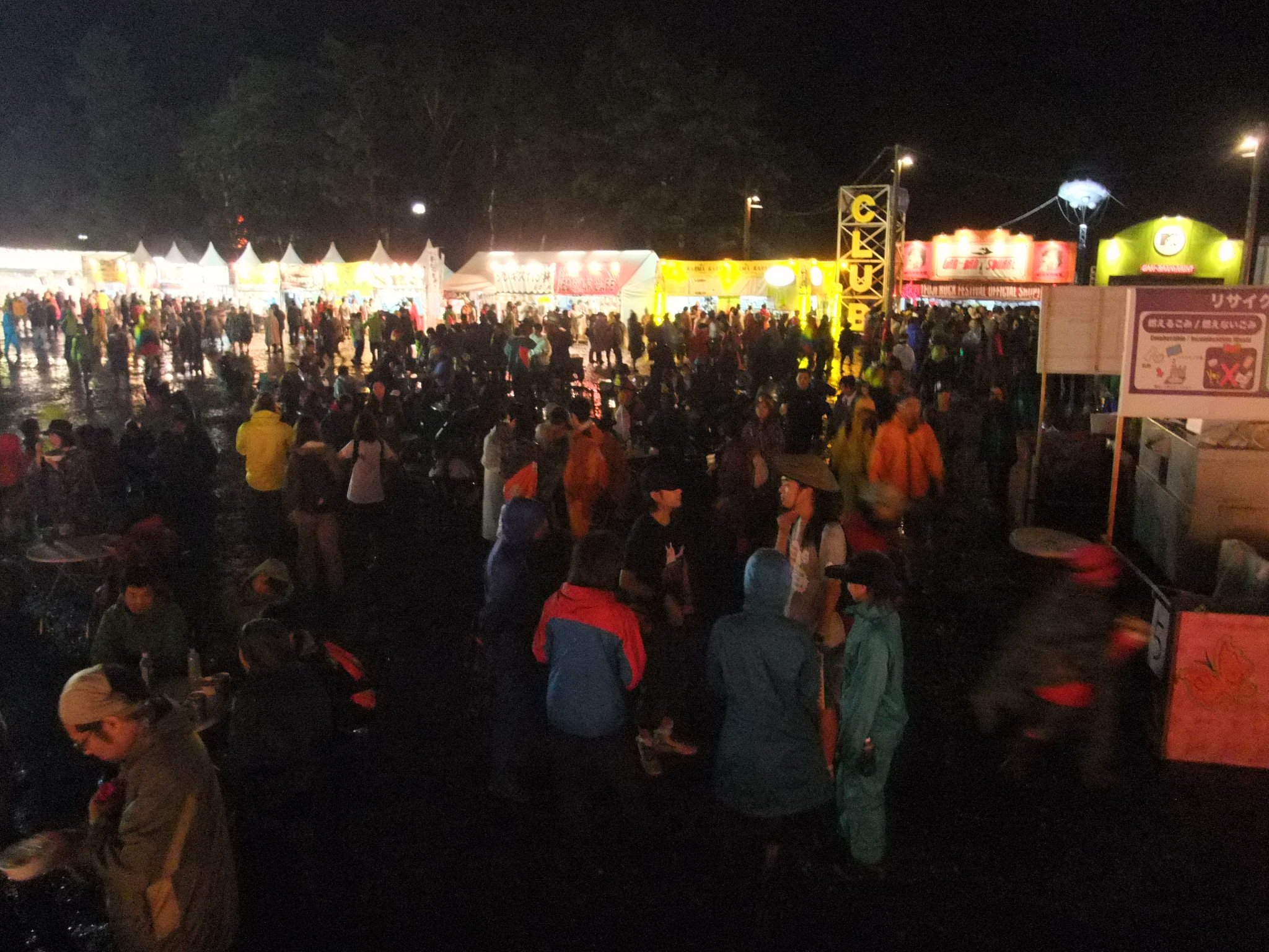 午後10時ごろ。まだたくさん人がいます。