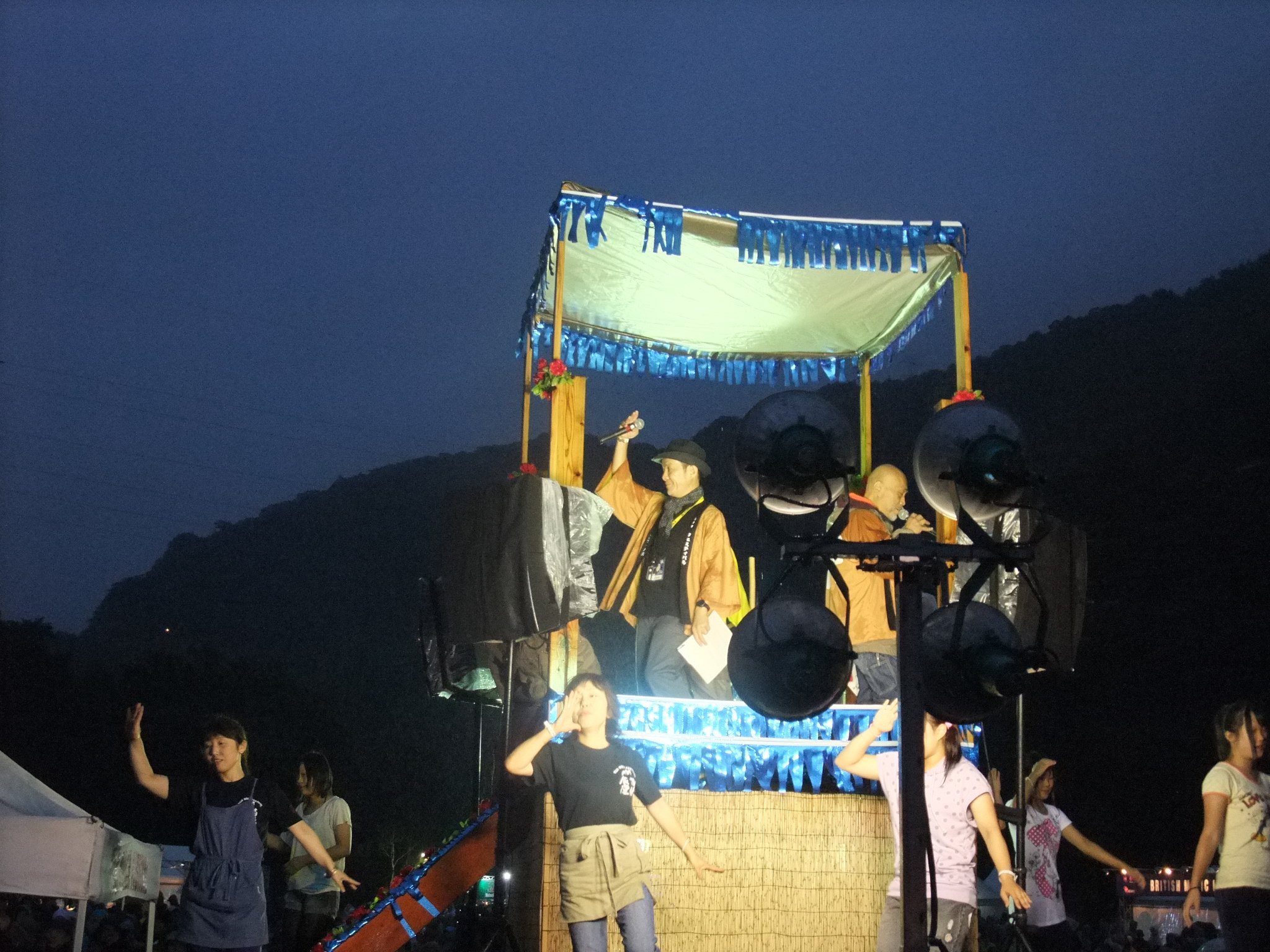 前夜祭の櫓（やぐら）。毎年装飾が変わります。今年はシンプル。