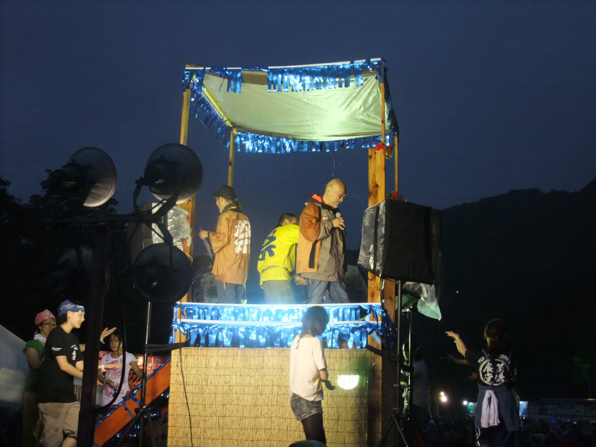 櫓の上は、通常は2人。苗場音頭の時は3人。