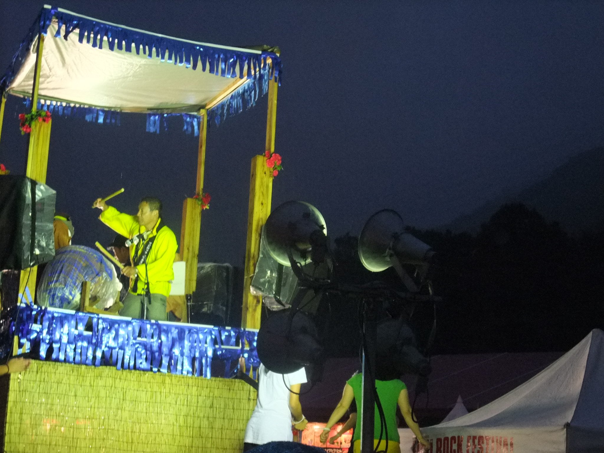 太鼓を叩いているのは「もちぶた」で有名な金六イレブンの人らしい。