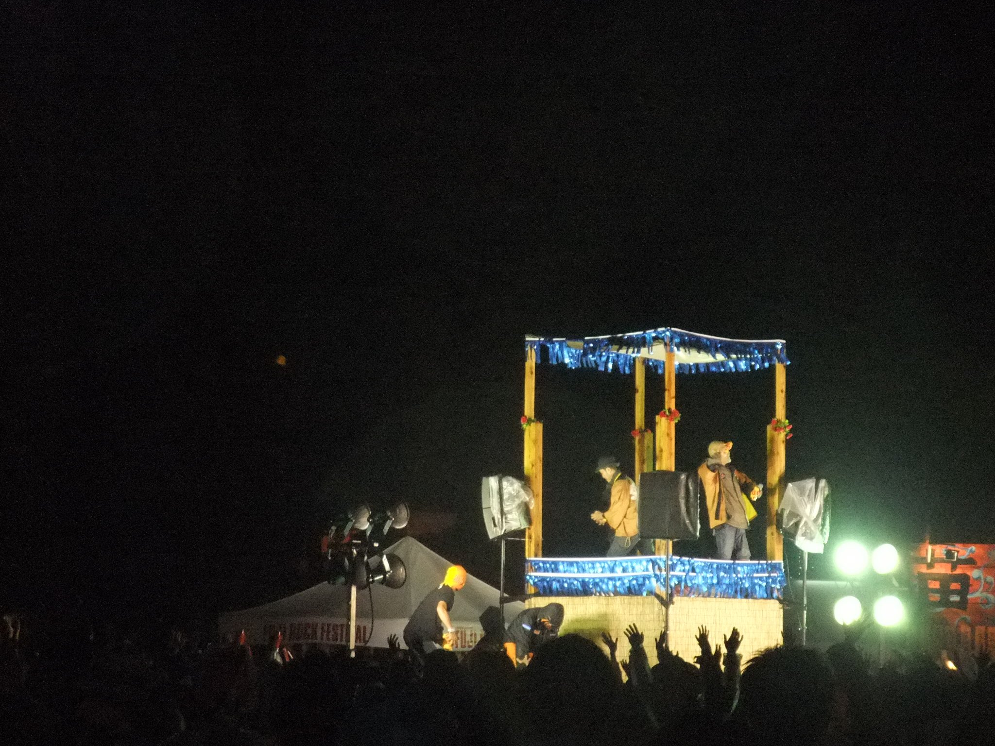 タワーレコードの景品を投げているところ。毎年投げているので櫓の近くに行けばそのうち何か手に入ります。