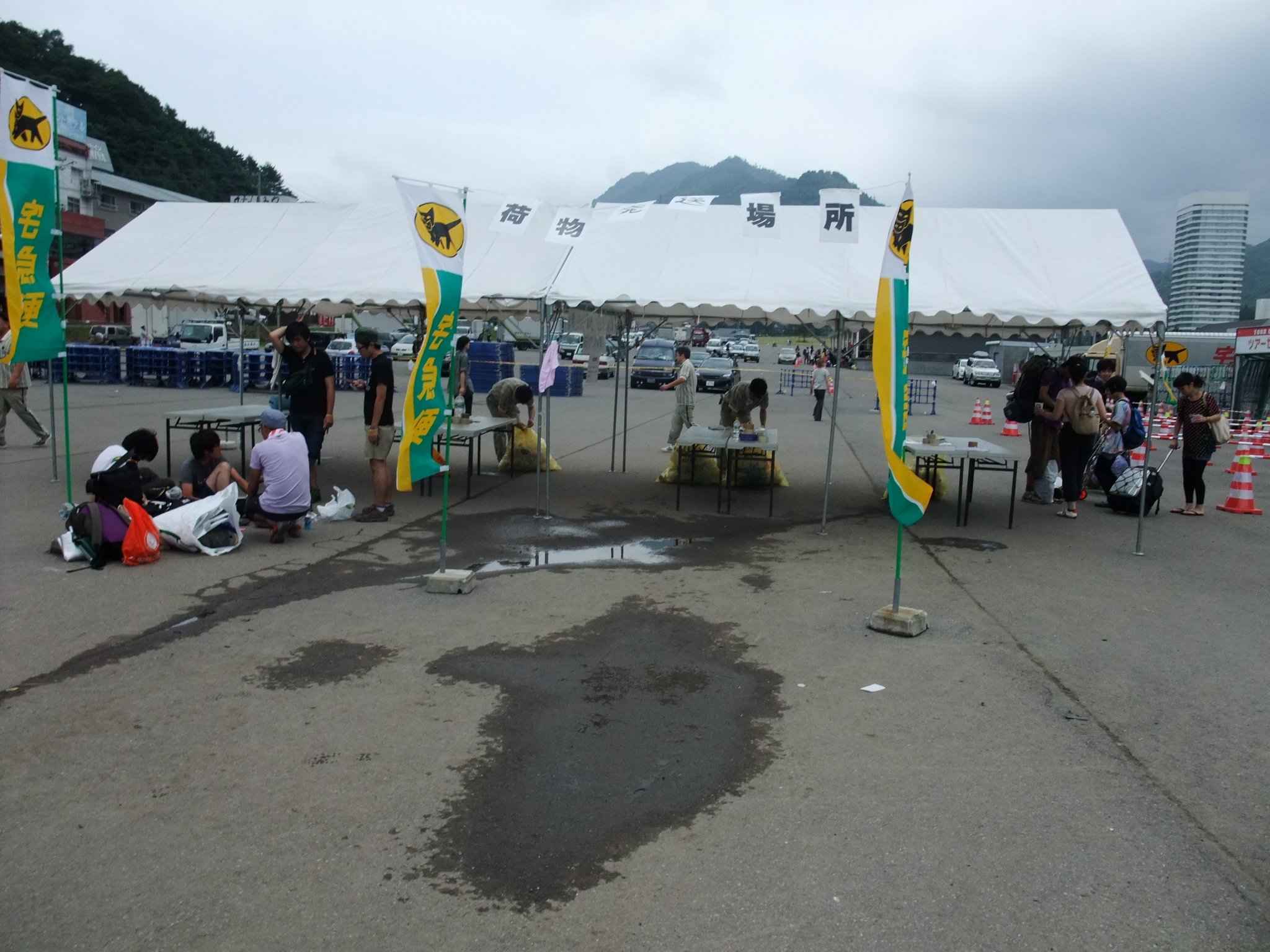 帰りの荷物を預かる宅配便受付。料金後払いになっていました。