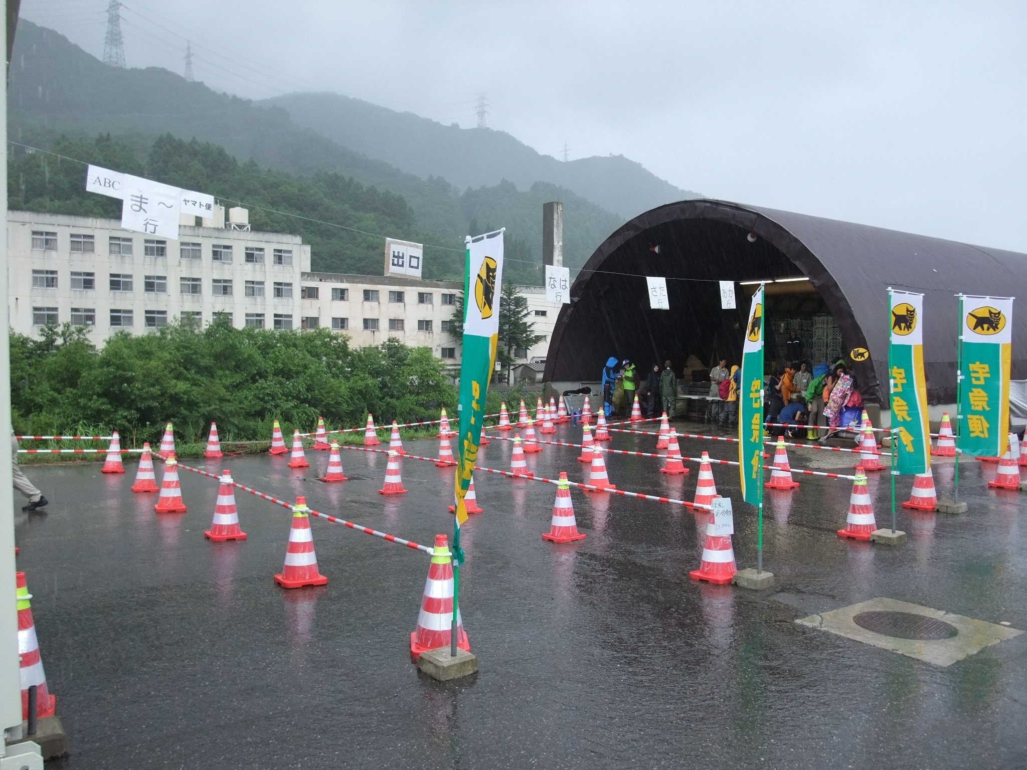 宅配便の受け取りは名前の頭文字ごとに入り口が分かれていました。昨年からヤマト運輸に一本化されています。