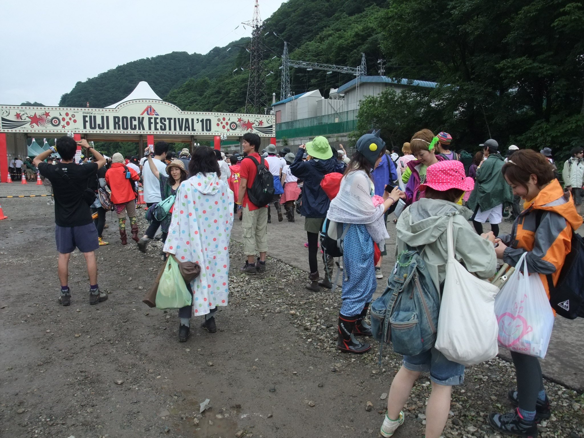 記念撮影する人が多い。