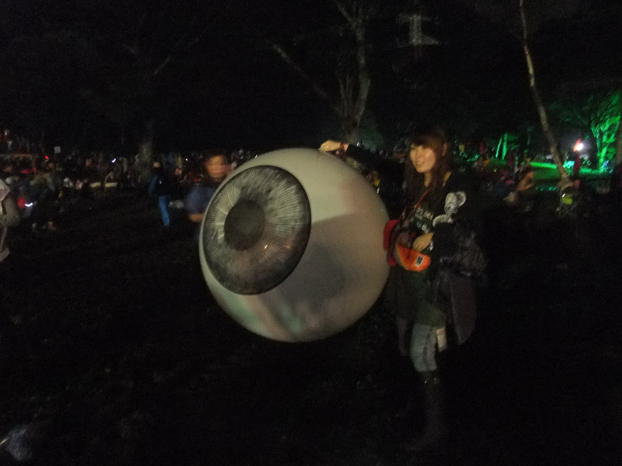 ミューズの目玉と記念撮影する人。