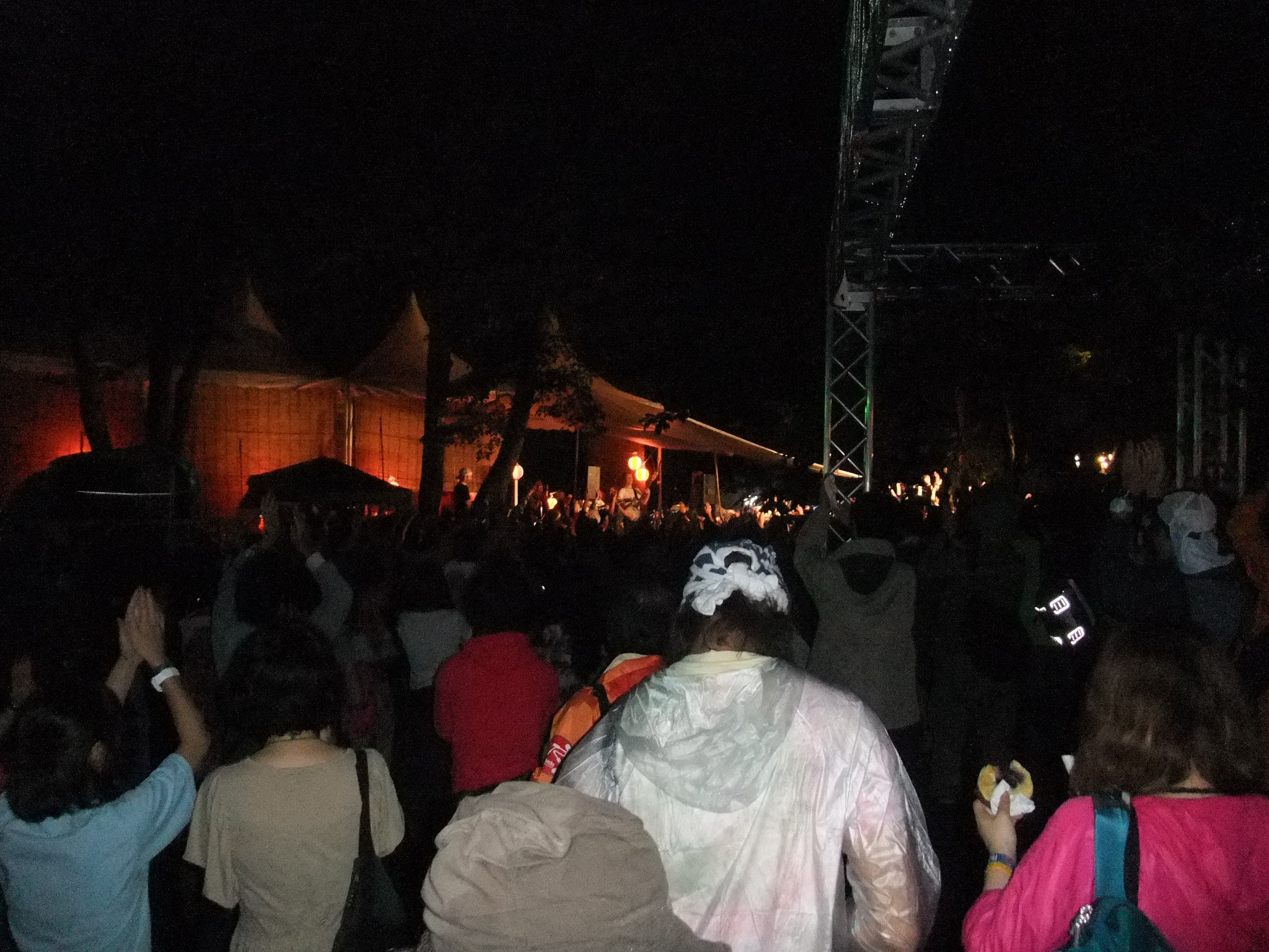 ワールドレストランから苗場食堂の夜のステージを見ています。