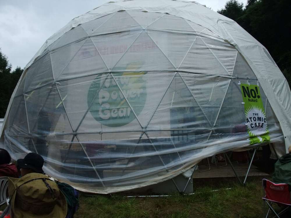 NGOドーム。天気がいいと暑そうだ。