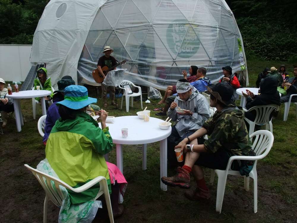 ドーム前のテーブル席。