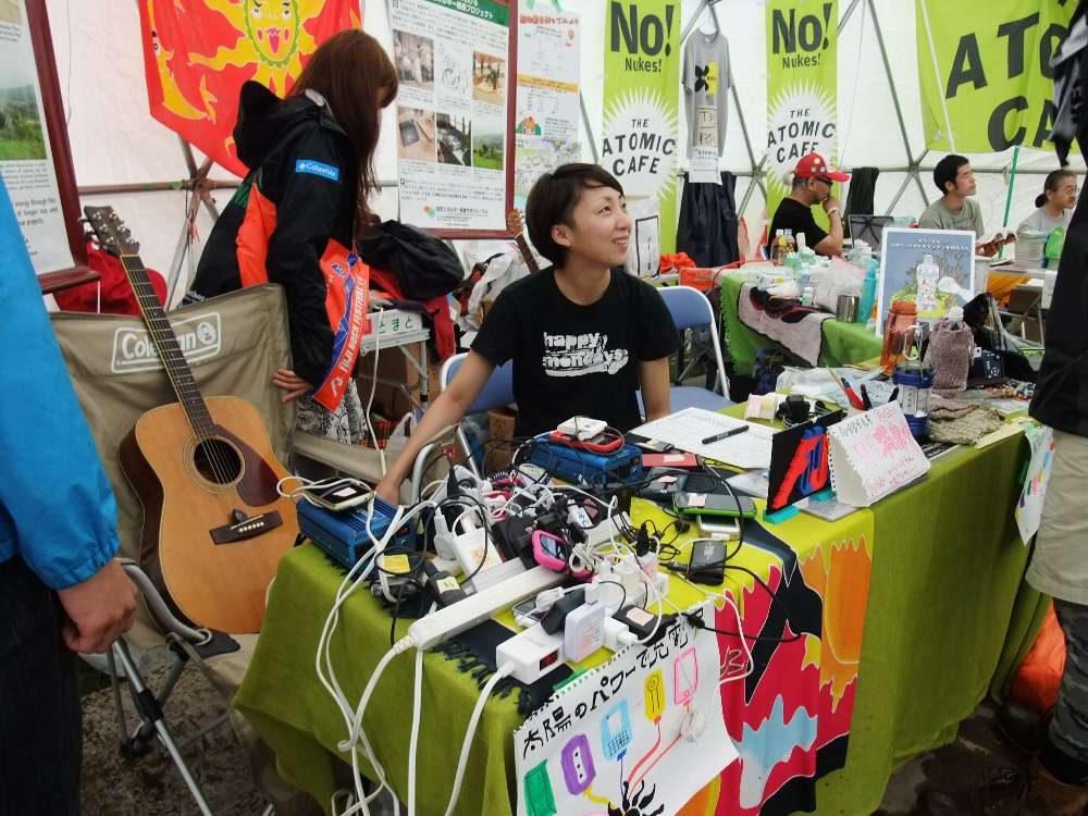 大量の充電器。太陽光発電で充電。