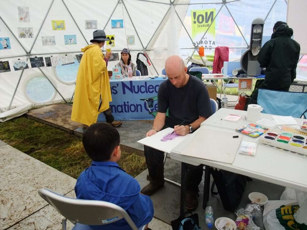 絵を描いてもらう子。