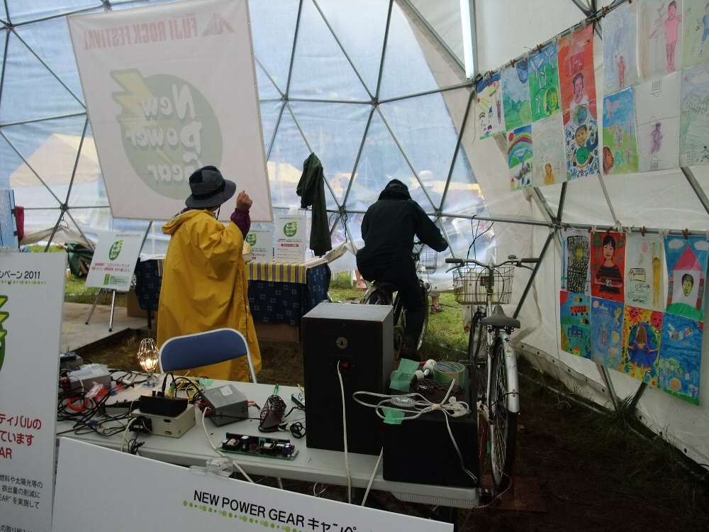 自転車をこぐ人。