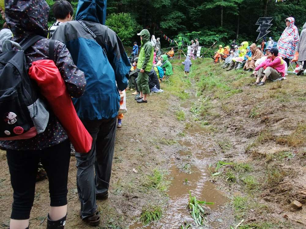 途中にある溝。