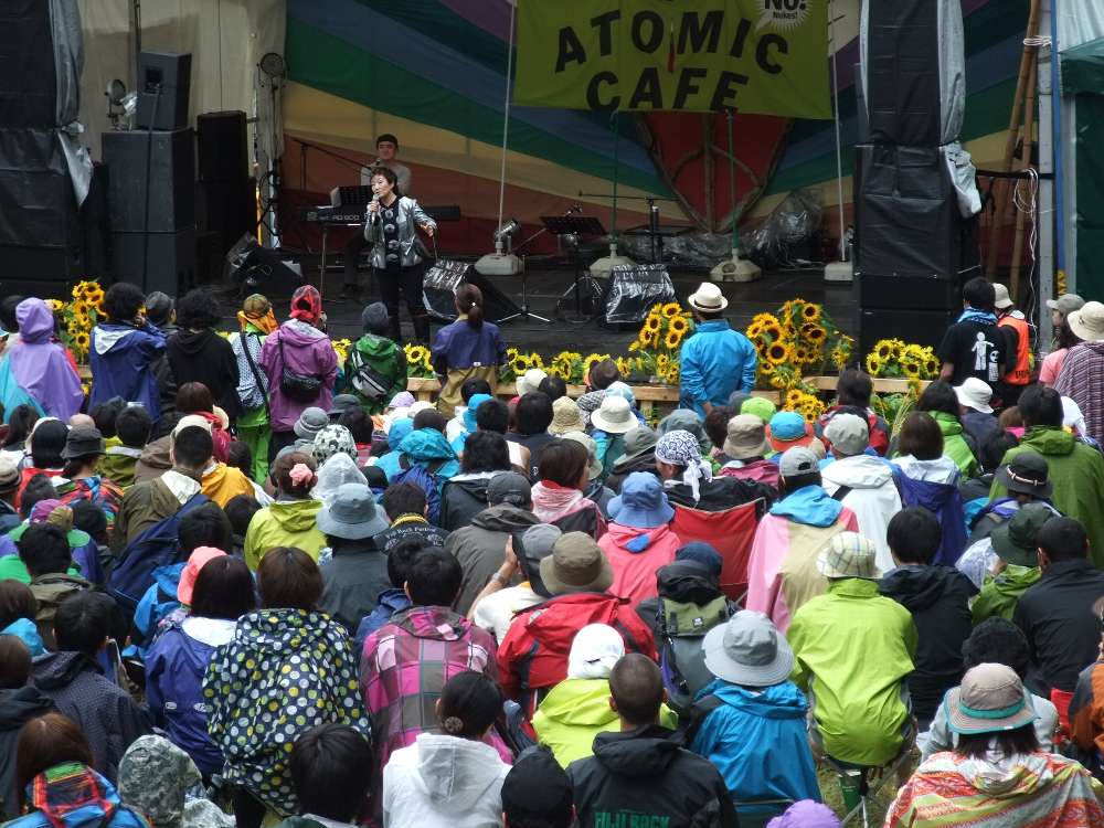 加藤登紀子。ジョン・レノンの「パワー・トゥ・ザ・ピープル」を歌っていました。